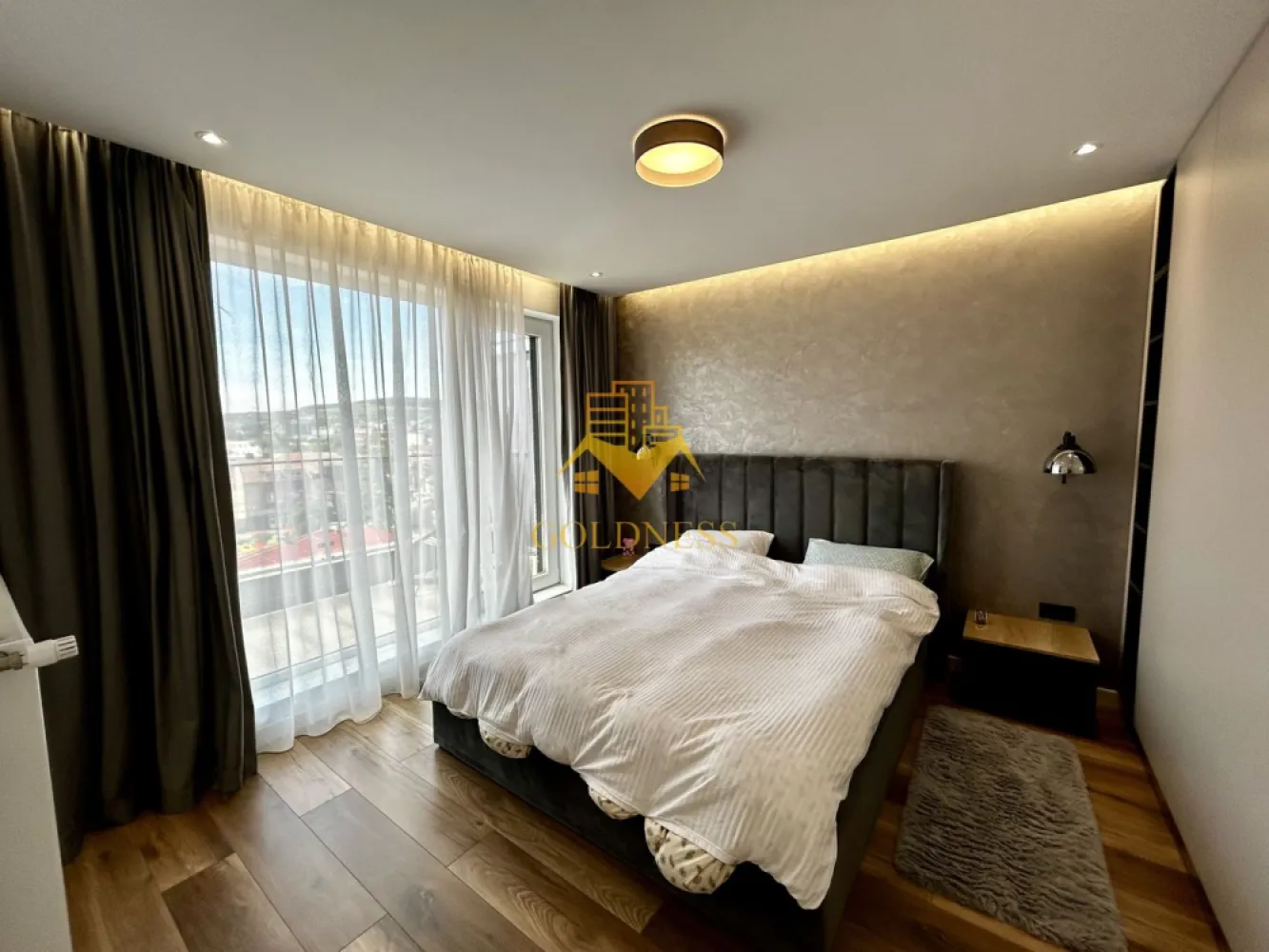 3 Camere decomandate, Lux, Parcare, Lidl, The Office, NTT Data, Lidl - GOLDNESS Imobiliare vă propune spre închiriere un apartament cu 3 camere complet mobilat și utilat, la etajul 4 într-un imobil de 4 etaje, în Cartierul Marasti.
Parcare subterana inclusa!
Se află în apropierea stațiilor de transport în comun, magazine, restaurante, spații verzi, farmacii, etc. 

Apartamentul este compartimentat astfel:
 - dormitor cu pat matrimonial, dressing, noptiere, iesire pe balcon
 - dormitor cu pat matrimonial, dressing, noptiere, iesire pe balcon
 - living cu bucatarie open space complet utilată și mobilată, canapea extensibilă, loc de servit masa, iesire pe terasa
 - baie cu dus walk-in, calorifer port prosop și dulap pentru depozitare, hol cu spatii pentru depozitare, iesire pe terasa
 - doua terase de 13 mp si 10 mp si un balcon de 5 mp
 - hol cu dulapuri generoase pentru depozitare

Imobilul este dotat cu toate cele necesare- centrală proprie, frigider, aragaz, hotă, mașină de spălat haine, etc. 

Dacă sunteți interesați de acest apartament și doriți să îl vizionați, dar și pentru alte oferte nu ezitați să ne contactați telefonic sau prin e-mail. Vă stăm la dispoziție!
Pentru intermediere se percepe un comision de 50% din prețul chiriei!