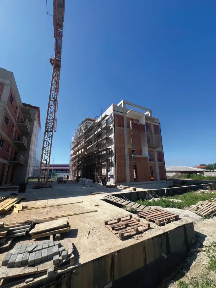 Apartament 2 camere – în construcție, finalizare primăvara 2026 – Calea Șurii Mari, lânga Selgros - Un apartament ideal pentru locuit sau investitie! Suprafata utila: 53,23 mp – 2 camere – 1 baie – 1 debara – 2 balcoane – parcare inclusa in pret. Predare la alb:Compartimentare moderna si practicaFinisaje premiumTamplarie din profil PVCUsa metalica la intrarea in apartamentCasa scarii finisata la cheieRacorduri apa-canal in baie si bucatarieRecord gaz metan la bucatarieInstalatii electrice si sanitareSapaPereti exterior din zidarie de caramida de 25cm grosimeIzolatie termica cu polistiren, la exteriorPereti despartitori din caramidaTencuit si zugravit albTavane tencuiteIncalzire in pardoseala cu termostate in fiecare cameraCentrala temica BoschInterfonInstalatii de contorizare pentru curent electric, gaz, apa, inclusiv bransamenteParcarea amenajataLoc de parcare inclusOptional:Predare la cheie; +5000 euro + TVAParcare subterana 7000 euro+TVALa cerere: montaj aer conditionat, sapa lichida. Modalitate de plata: Avans 50% Locatie excelenta – Calea Surii Mari, imediat langa Selgros – acces facil catre oras si zone comerciale.   }}