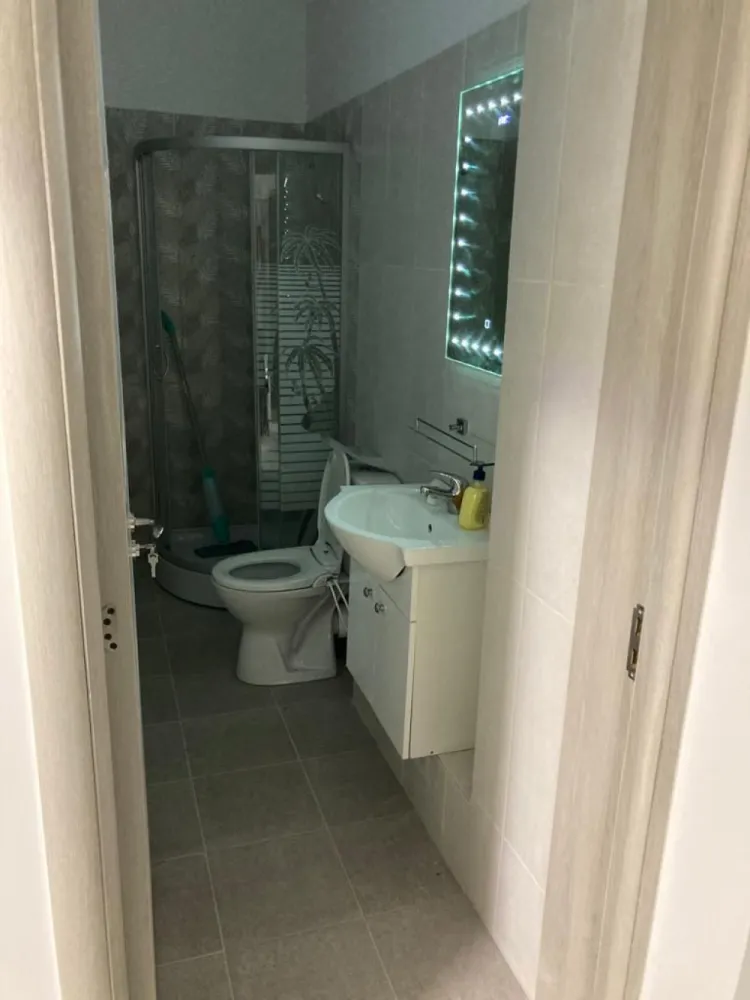 Apartament 2 camere tip studio - Se oferă spre închiriere apartament cu 2 camere, mobilat și utilat situat pe strada tineretului 35 bis. Apartamentul are o suprafață de 42 mp, este semidecomandat și beneficiază de mobilier și electrocasnice de calitate . Compartimentarea este ideală pentru confort și funcționalitate. Dotări și beneficii: Mobilat și utilat complet 1 aparat de aer condiționat Bucătărie complet echipată Baie + spații de depozitare Acces rapid către centre comerciale, transport public și principalele puncte de interes din zona Militari. 📍 Localizare: Strada Tineretului 35 bis 📅 Disponibil imediat Pentru mai multe detalii sau programarea unei vizionări, vă stau la dispoziție.