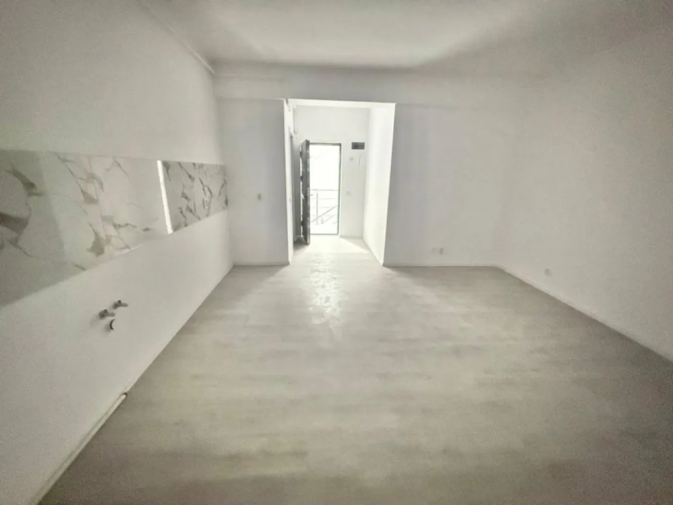 Garsoniera cartier Militari Residence- mutare imediata!! - TVA INCLUS !! Vă prezentăm o garsonieră deosebită, situată în cartierul Militari Residence, într-un bloc modern cu regim de înălțime P+3, poziționat strategic pentru a vă oferi confort și accesibilitate. Detalii proprietate: - Tip: Garsonieră - Etaj: 1 - Finalizata - mutare imediata !! - Locație: Militari Residence Avantaje: - Bloc nou, construit cu materiale de calitate, garantând un standard ridicat de confort. - Poziție excelentă, în imediata apropiere a mijloacelor de transport în comun, pentru o deplasare facilă către orice zonă a orașului. - Acces rapid la instituții educaționale (școli publice), centre comerciale, supermarketuri și mall-uri. - Zonă liniștită, ideală pentru locuit sau investiție. Acum este momentul să achiziționați locuința visurilor dumneavoastră! Contactați-ne pentru mai multe detalii și programarea unei vizionări. }}