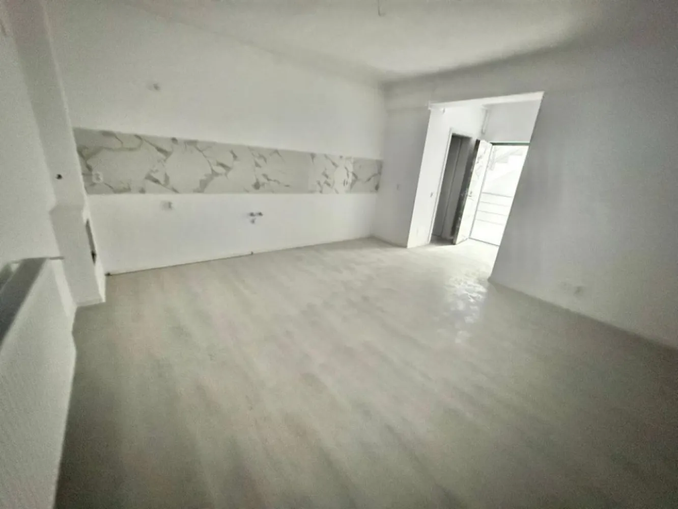 Garsoniera cartier Militari Residence- mutare imediata!! - TVA INCLUS !! Vă prezentăm o garsonieră deosebită, situată în cartierul Militari Residence, într-un bloc modern cu regim de înălțime P+3, poziționat strategic pentru a vă oferi confort și accesibilitate. Detalii proprietate: - Tip: Garsonieră - Etaj: 1 - Finalizata - mutare imediata !! - Locație: Militari Residence Avantaje: - Bloc nou, construit cu materiale de calitate, garantând un standard ridicat de confort. - Poziție excelentă, în imediata apropiere a mijloacelor de transport în comun, pentru o deplasare facilă către orice zonă a orașului. - Acces rapid la instituții educaționale (școli publice), centre comerciale, supermarketuri și mall-uri. - Zonă liniștită, ideală pentru locuit sau investiție. Acum este momentul să achiziționați locuința visurilor dumneavoastră! Contactați-ne pentru mai multe detalii și programarea unei vizionări. }}