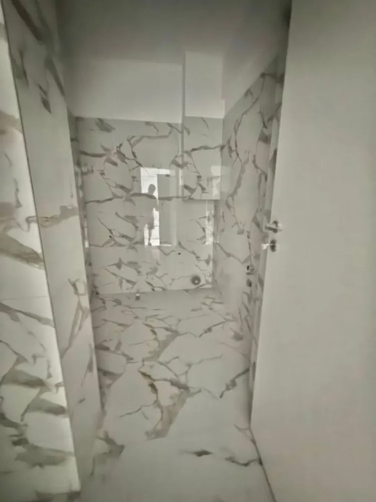 Garsoniera cartier Militari Residence- mutare imediata!! - TVA INCLUS !! Vă prezentăm o garsonieră deosebită, situată în cartierul Militari Residence, într-un bloc modern cu regim de înălțime P+3, poziționat strategic pentru a vă oferi confort și accesibilitate. Detalii proprietate: - Tip: Garsonieră - Etaj: 1 - Finalizata - mutare imediata !! - Locație: Militari Residence Avantaje: - Bloc nou, construit cu materiale de calitate, garantând un standard ridicat de confort. - Poziție excelentă, în imediata apropiere a mijloacelor de transport în comun, pentru o deplasare facilă către orice zonă a orașului. - Acces rapid la instituții educaționale (școli publice), centre comerciale, supermarketuri și mall-uri. - Zonă liniștită, ideală pentru locuit sau investiție. Acum este momentul să achiziționați locuința visurilor dumneavoastră! Contactați-ne pentru mai multe detalii și programarea unei vizionări. }}