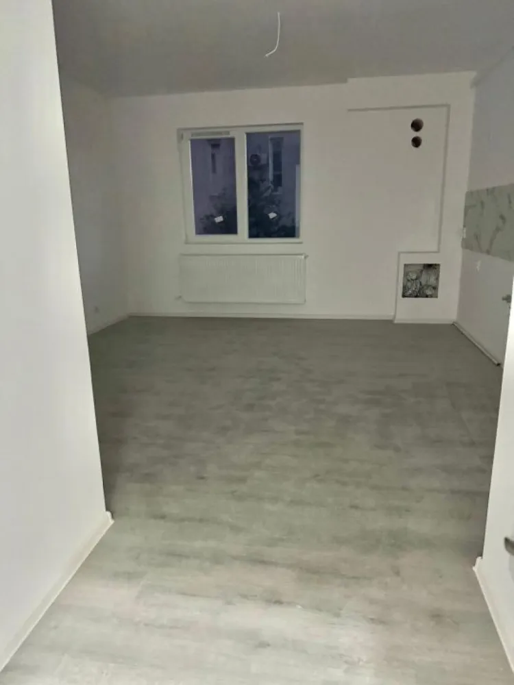 Garsoniera cartier Militari Residence- mutare imediata!! - TVA INCLUS !! Vă prezentăm o garsonieră deosebită, situată în cartierul Militari Residence, într-un bloc modern cu regim de înălțime P+3, poziționat strategic pentru a vă oferi confort și accesibilitate. Detalii proprietate: - Tip: Garsonieră - Etaj: 1 - Finalizata - mutare imediata !! - Locație: Militari Residence Avantaje: - Bloc nou, construit cu materiale de calitate, garantând un standard ridicat de confort. - Poziție excelentă, în imediata apropiere a mijloacelor de transport în comun, pentru o deplasare facilă către orice zonă a orașului. - Acces rapid la instituții educaționale (școli publice), centre comerciale, supermarketuri și mall-uri. - Zonă liniștită, ideală pentru locuit sau investiție. Acum este momentul să achiziționați locuința visurilor dumneavoastră! Contactați-ne pentru mai multe detalii și programarea unei vizionări. }}