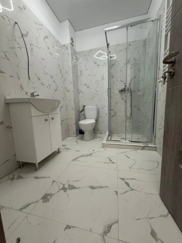 Garsoniera Militari Residence - Tineretului - TVA INCLUS !! Vă prezentăm o garsonieră deosebită, situată în cartierul Militari Residence, într-un bloc modern cu regim de înălțime P+6, poziționat strategic pentru a vă oferi confort și accesibilitate. Detalii proprietate: - Tip: Garsonieră - Termen de finalizare: martie 2026 - Locație: Militari Residence strada Tineretului Avantaje: - Bloc nou, construit cu materiale de calitate, garantând un standard ridicat de confort. - Poziție excelentă, în imediata apropiere a mijloacelor de transport în comun, pentru o deplasare facilă către orice zonă a orașului. - Acces rapid la instituții educaționale (școli publice), centre comerciale, supermarketuri și mall-uri. - Zonă liniștită, ideală pentru locuit sau investiție. Acum este momentul să achiziționați locuința visurilor dumneavoastră! Contactați-ne pentru mai multe detalii și programarea unei vizionări. }}