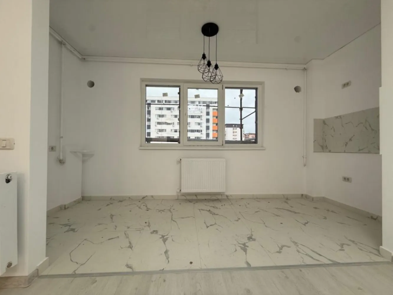 Garsoniera Militari Residence - Tineretului - TVA INCLUS !! Vă prezentăm o garsonieră deosebită, situată în cartierul Militari Residence, într-un bloc modern cu regim de înălțime P+6, poziționat strategic pentru a vă oferi confort și accesibilitate. Detalii proprietate: - Tip: Garsonieră - Termen de finalizare: martie 2026 - Locație: Militari Residence strada Tineretului Avantaje: - Bloc nou, construit cu materiale de calitate, garantând un standard ridicat de confort. - Poziție excelentă, în imediata apropiere a mijloacelor de transport în comun, pentru o deplasare facilă către orice zonă a orașului. - Acces rapid la instituții educaționale (școli publice), centre comerciale, supermarketuri și mall-uri. - Zonă liniștită, ideală pentru locuit sau investiție. Acum este momentul să achiziționați locuința visurilor dumneavoastră! Contactați-ne pentru mai multe detalii și programarea unei vizionări. }}