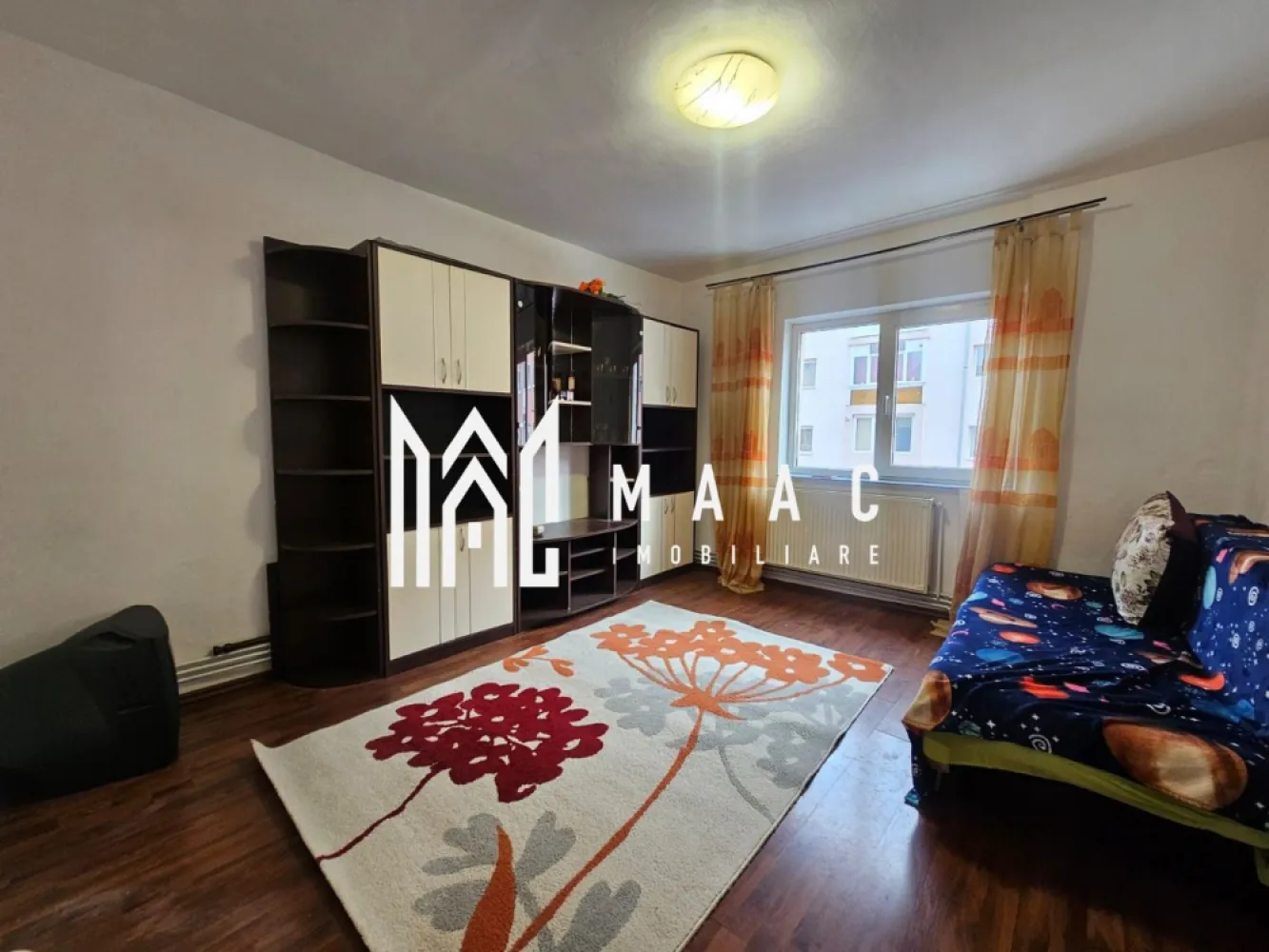 Garsoniera | Strand 2 | Etaj 1 | Boxa - MAAC Imobiliare vă propune spre vânzare o garsonieră situată în cartierul Ștrand, una dintre cele mai apreciate zone ale orașului datorită liniștii, accesului rapid la punctele de interes și comunității bine dezvoltate. Detalii proprietate Tip: Garsonieră Cartier: Ștrand, Sibiu Etaj: 1 Compartimentare practică, spațiu luminos și bine proporționat Ideală pentru locuit sau investiție Detine o pivnita de 12 MP Avantaje zonă Aproape de magazine, farmacii, stații de autobuz Parcuri și spații verzi în imediata vecinătate Acces rapid către centrul orașului Pentru detalii si programarea unei vizionari mentionati CP2834357 }}