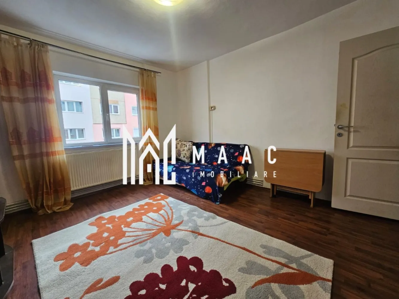 Garsoniera | Strand 2 | Etaj 1 | Boxa - MAAC Imobiliare vă propune spre vânzare o garsonieră situată în cartierul Ștrand, una dintre cele mai apreciate zone ale orașului datorită liniștii, accesului rapid la punctele de interes și comunității bine dezvoltate. Detalii proprietate Tip: Garsonieră Cartier: Ștrand, Sibiu Etaj: 1 Compartimentare practică, spațiu luminos și bine proporționat Ideală pentru locuit sau investiție Detine o pivnita de 12 MP Avantaje zonă Aproape de magazine, farmacii, stații de autobuz Parcuri și spații verzi în imediata vecinătate Acces rapid către centrul orașului Pentru detalii si programarea unei vizionari mentionati CP2834357 }}