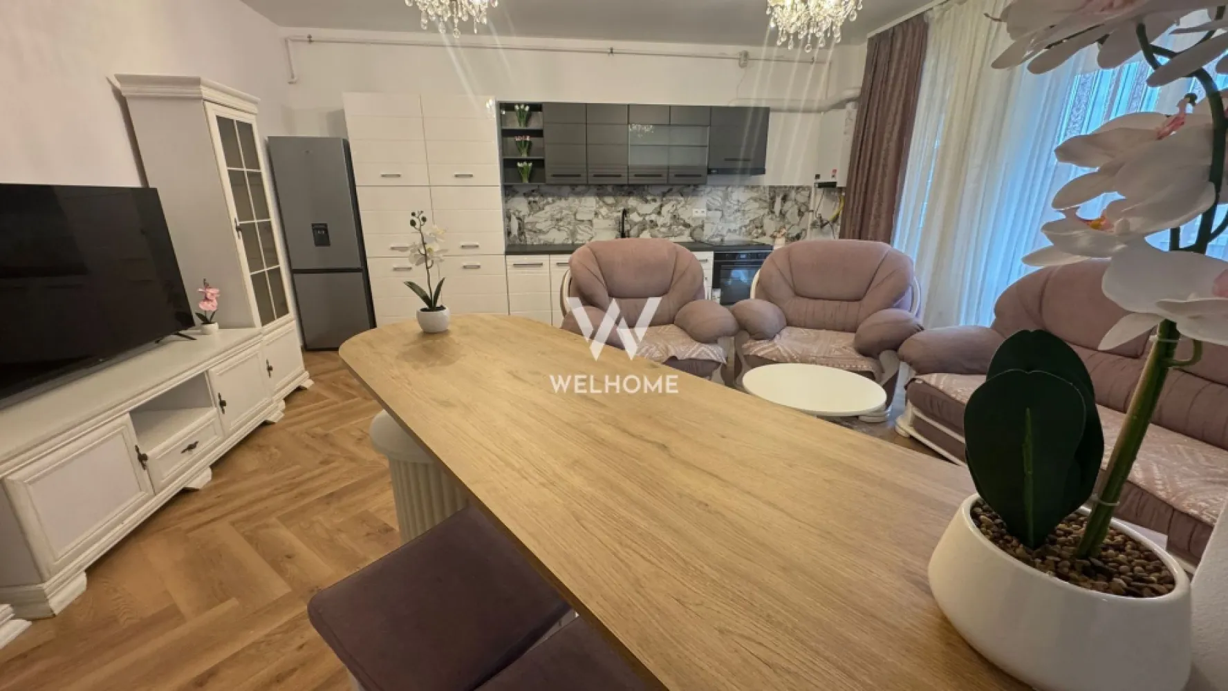 Apartament 3 camere de închiriat – zonă centrală, lângă Mall-ul nou - Disponibil spre închiriere apartament modern, situat în zonă centrală, în imediata apropiere a Mall-ului nou, cu acces rapid către centru, magazine, restaurante și mijloace de transport. Apartamentul are o suprafață de 75 mp utili, la care se adaugă o terasă de 12 mp, ideală pentru relaxare. Compartimentare: living open-space cu bucătărie complet mobilată și utilată, 2 dormitoare din care un dormitor matrimonial cu baie proprie și dressing, baie secundară, terasă Locuința este situată la etajul 1, este complet mobilată și utilată, amenajată modern și disponibilă imediat. Loc de parcare inclus în preț. Preț chirie: 700 euro/lună Se percepe garanție și comision agenție. Apartament ideal pentru cupluri, familie sau persoane care își doresc confort, spațiu și o locație excelentă, aproape de toate punctele de interes ale orașului.