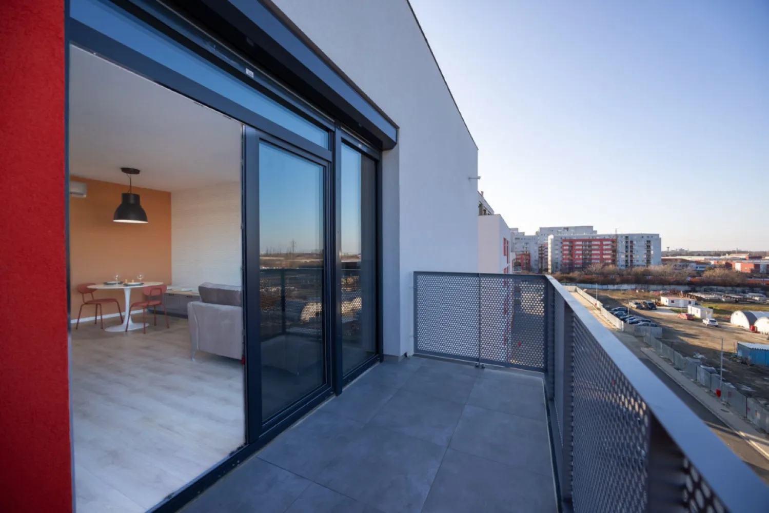 Apartament nou complex ARED City - Comision 0% - Vă propun spre achiziție un apartament decomandat (living open-space + dormitor), proiectat pentru a oferi maximum de confort cu un consum minim de resurse. Construită la standardul NZEB (izolație de 20 cm și consum de energie aproape zero), locuința garantează costuri de întreținere extrem de reduse.

Avantaje financiare și comerciale:
Discount substanțial: Beneficiați de o reducere de 12% din preț pentru plata integrală efectuată până la data predării (30.11.2026).
Achiziție directă: Tranzacție direct de la dezvoltator, cu Comision 0%.

Detalii tehnice și dotări incluse:
Predare la cheie: Locuința se predă complet mobilată și utilată modern.
Tehnologie: Sistem Smart Home integrat pentru control digital de la distanță.
Logistică și siguranță: Loc de parcare propriu inclus, complex monitorizat video 24/7 și parcuri private deja amenajate.

O alegere excelentă pentru familiile care își doresc un spațiu optimizat și sigur, dar și un produs de investiție cu un randament foarte ridicat în zona IMAR.
 
ATENȚIE! Poze cu titlu ilustrativ.

Pentru detalii:
Jasmina Uglesits - 0740814770