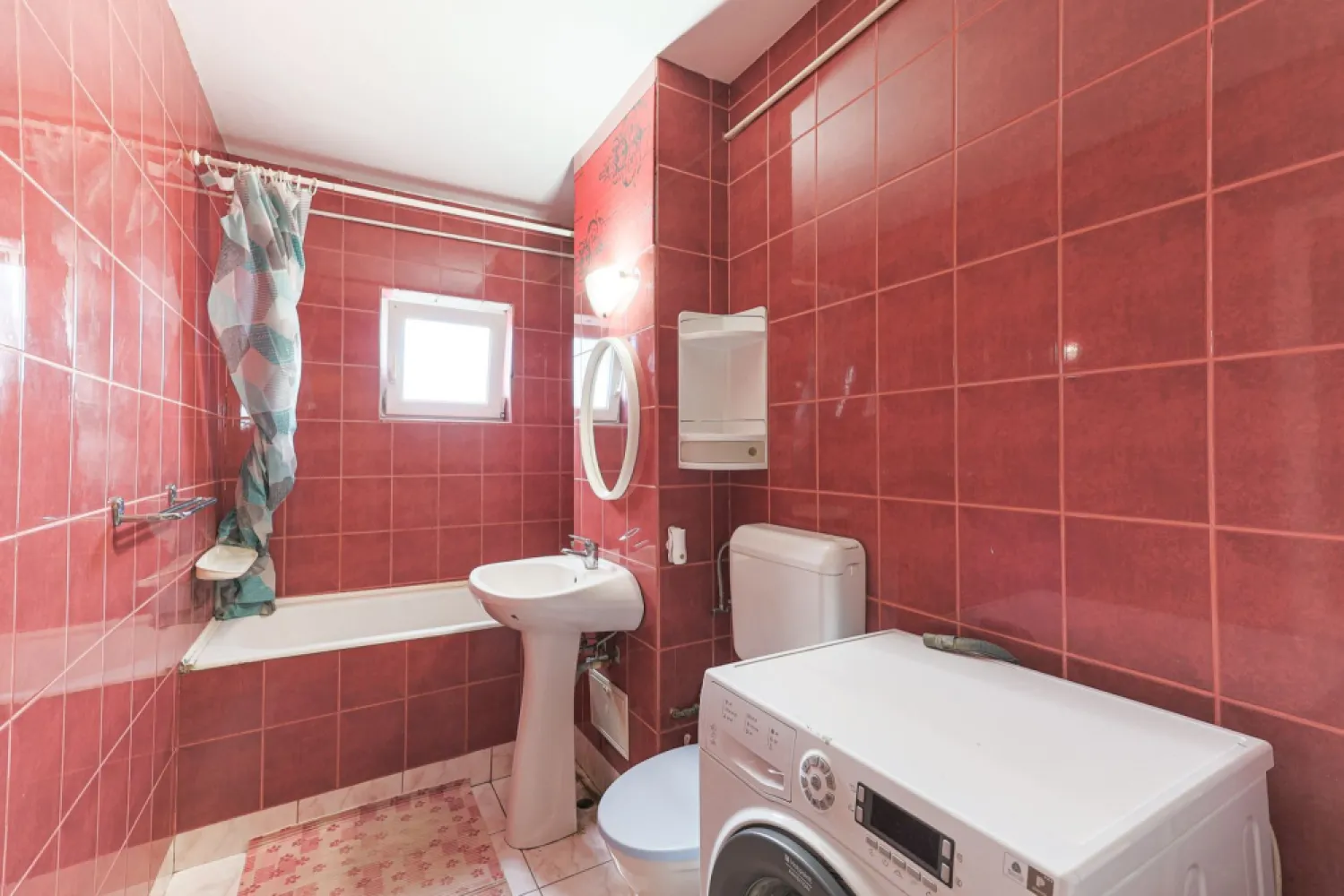 VANDUT! Apartament 2 camere - Micalaca - COMISION 0% - Vă propunem spre vânzare un apartament cu 2 camere semidecomandat, situat în zona Piața Miorița din cartierul Micălaca, Arad

📐 Suprafață construită: 71 mp (conform CF)
🏢 Etaj: 4/4

Compartimentare:
- sufragerie spațioasă
- dormitor
- bucătărie cu cămară
- baie
- balcon
-2 holuri

Dotări și avantaje:
- se vinde mobilat și utilat
- geamuri termopan cu rolete
- centrală termică pe gaz

Apartamentul este ideal atât pentru locuință personală cât și pentru investiție, fiind potrivit pentru închiriere pe termen lung.
📍 Locația este excelentă, în apropiere de mijloace de transport, magazine și puncte de interes din Micălaca.

Pentru mai multe detalii, dar si pentru a programa o vizionare: 0755 274 519 - Daniel Hord - Consultant imobiliar.

Nu dispui de toată suma? Te ajutăm noi gratuit! Îți obținem oferte de la 16 bănci.
Ai o proprietate de vânzare în Arad și vrei să știi cât valorează cu adevărat?
Sună-mă pentru o evaluare GRATUITĂ!

Birou: ACASĂ | Agenție imobiliară Arad
Adresă: Bulevardul Decebal 2, Arad 310133