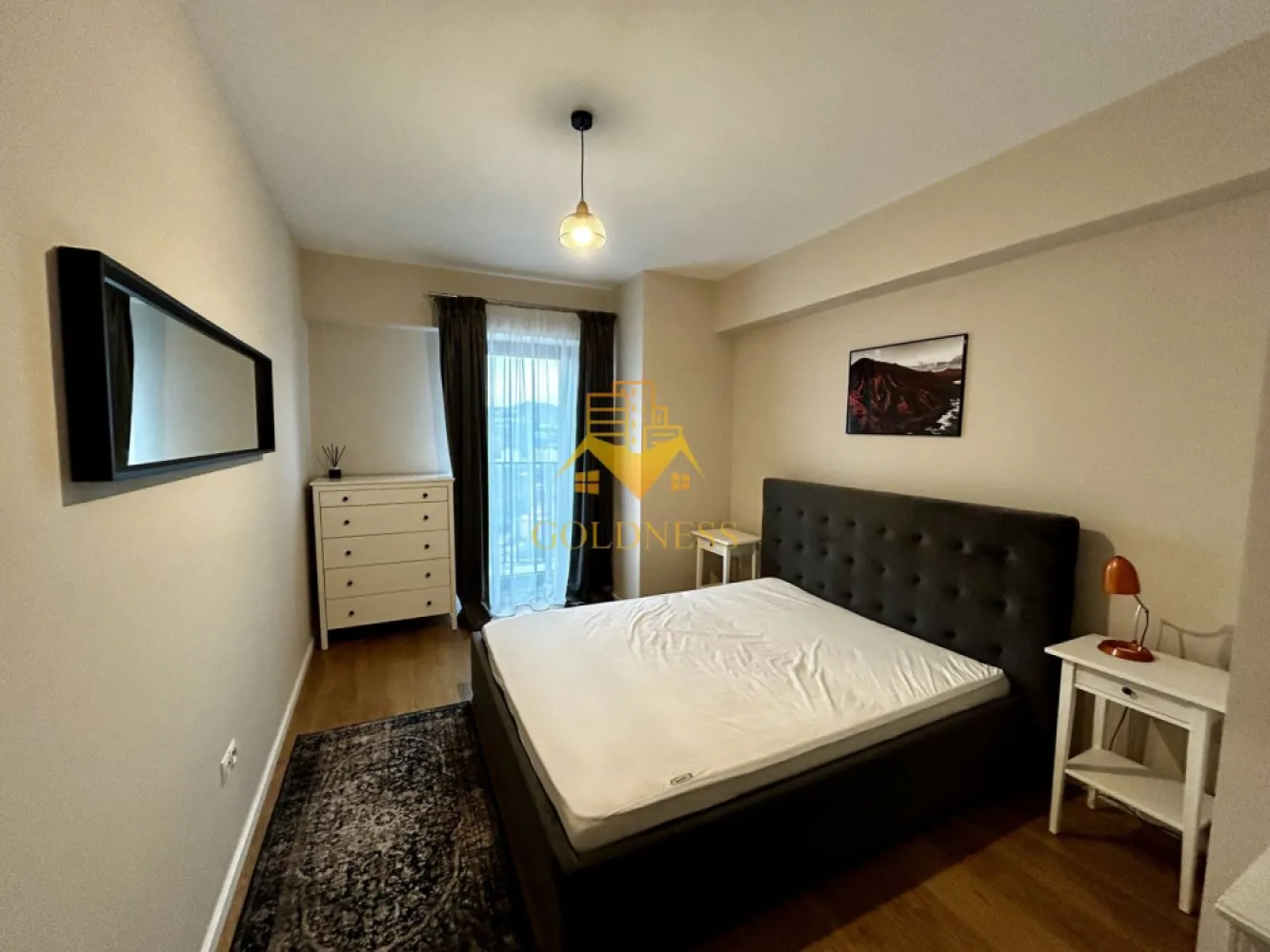 2 camere open space, Premium, Parcare, West City Tower, Manastur - GOLDNESS Imobiliare vă propune spre închiriere un apartament cu 2 camere complet mobilat și utilat, la etajul 13 într-un imobil de 25 etaje, în Cartierul Manastur.
Dispune de loc de parcare inclusa!
Se află în apropierea stațiilor de transport în comun, magazine, restaurante, spații verzi, farmacii, etc. 

Apartamentul este compartimentat astfel:
 - dormitor cu pat matrimonial, dressing, noptiere
 - living cu bucatarie open space complet utilată și mobilată, canapea, loc de servit masa 
 - baie cu cabina de dus, calorifer port prosop și dulap pentru depozitare.
 - balcon de 5 mp.

Imobilul este dotat cu toate cele necesare- centrală proprie, frigider plita, hotă, mașină de spălat haine, etc. 

Dacă sunteți interesați de acest apartament și doriți să îl vizionați, dar și pentru alte oferte nu ezitați să ne contactați telefonic sau prin e-mail. Vă stăm la dispoziție!
Pentru intermediere se percepe un comision de 50% din prețul chiriei!