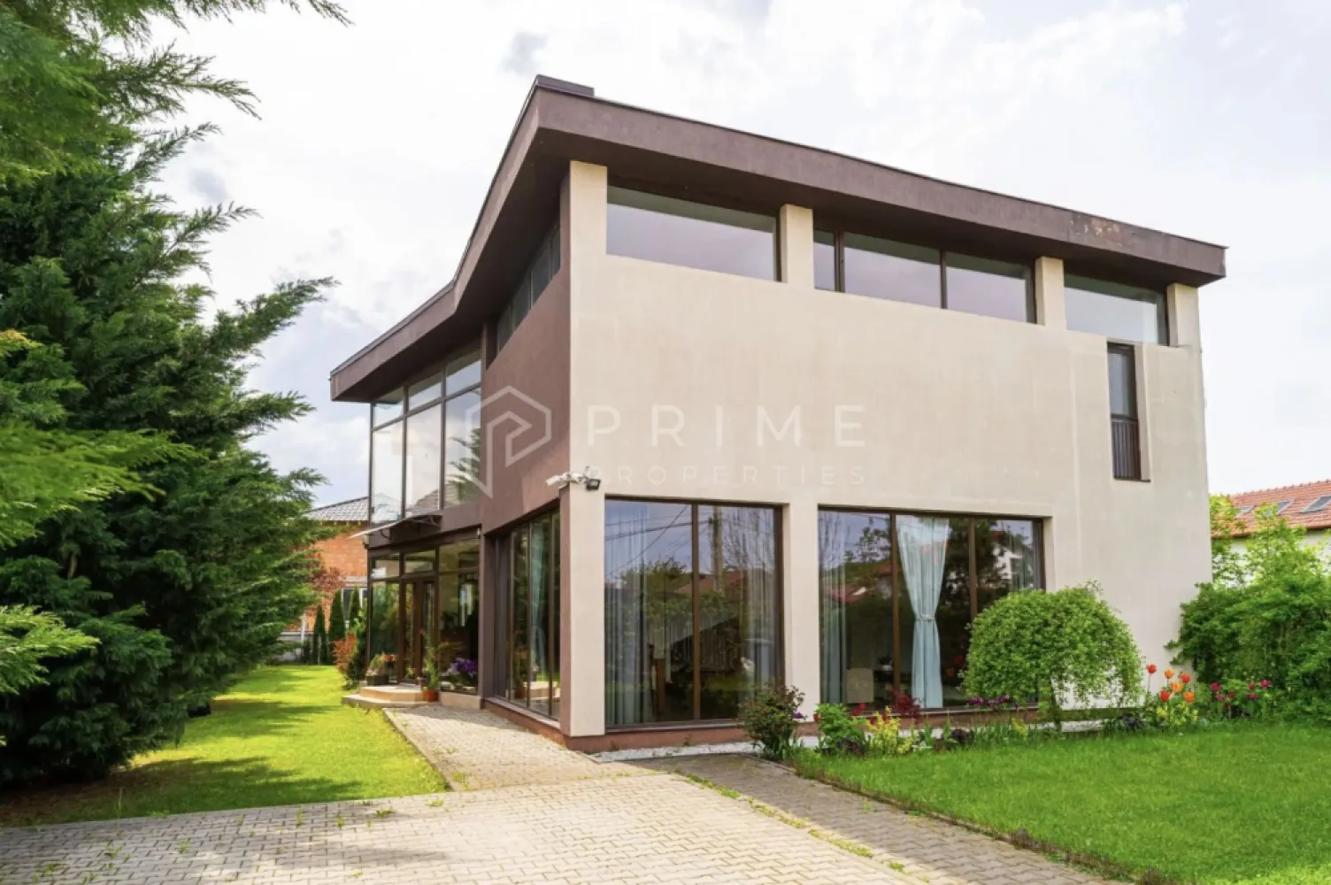 Vilă cu design și dotări deosebite de vânzare - Această vilă superbă de vânzare este amplasată într-un cartier rezidențial select având o curte cu o suprafața totala de 850 mp. Casa are o suprafața utila de 360 mp si o terasa de 50 mp.

Compartimeantarea vilei este astfel:
Parter: living de 80mp cu zona de dinning, bucătărie cu insulă stil american, birou, sala fitness, camera tehnica, baie, terasa la ieșire din bucătărie. Livingul este dotat cu șemineu care este conectat la calorifere. Terasa este amenajata cu masa pentru 10 persoane si grătar zidit. In curte se afla si o căsuță din lemn pentru copii. Casa se poate recompartimenta foarte ușor fiind cu pereți de ghips carton.
Etaj: 3 dormitoare, fiecare având câte o baia proprie și un dressing.

Toată structura casei dispune de izolare termica, geamuri termopan. Fiecare camera este dotata cu aer condiționat. Încălzirea casei se face prin centrala termica Viessman pe gaz si cu ajutorul șemineului pe lemne legat la calorifere. De asemenea, casa este dotata cu sistem de panouri fotovoltaice cu o capacitate de 1000 kW/luna, fiind aproape independenta din punct de vedere energetic.

Casa dispune de poarta automatizata, de sistem de alarma si de sistem de supraveghere video cu înregistrare.
Parcare pentru 2 mașini având copertina si suprafața pavata pentru încă 2 mașini.
Casa este legata la sistemul de canalizare si apa. In curte exista si o fântâna cu hidrofor care deservește sistemul de irigații automatizat.

Casa se vinde mobilata si utilata cu următoarele electrocasnice: cuptor electric, plita cu inducție, combina frigorifica, hota, mașină de spălat rufe, mașină de spălat vase , 4 aparate aer condiționat, 4 TV (dintre care 3 smart). 

Vila este realizata după proiectul Art Collectors Residence by Harriri Pontarini.

Pentru mai multe detalii și pentru a programa o vizionare, nu ezita să ne contactezi – suntem aici să te ghidăm cu profesionalism spre alegerea potrivită.

Pentru clienții cumpărători, comisionul este 0%.
La Prime Properties, fiecare tranzacție înseamnă mai mult decât o simplă achiziție – este un proces complet, în care colaborăm cu cei mai buni profesioniști: notari, avocați, designeri, arhitecți, evaluatori, specialiști în certificate energetice, consultanți de credite imobiliare.
Astfel, atunci când alegi o proprietate prin noi, primești la pachet și siguranță, transparență și servicii impecabile pe tot parcursul drumului tău către casa ideală.
Ne dedicăm 100% fiecărui client, iar asta se reflectă în rezultate și în încrederea pe care o primim înapoi prin recomandările lor.
Proprietatea aceasta nu se potrivește exact nevoilor tale?
Lasă-ne să îți găsim alternativa potrivită. Agentul nostru îți va oferi soluții avantajoase și adaptate stilului tău de viață.
📞 Contactează-ne astăzi. Până acum nu am dezamăgit niciun client – și nu vom începe cu tine.
