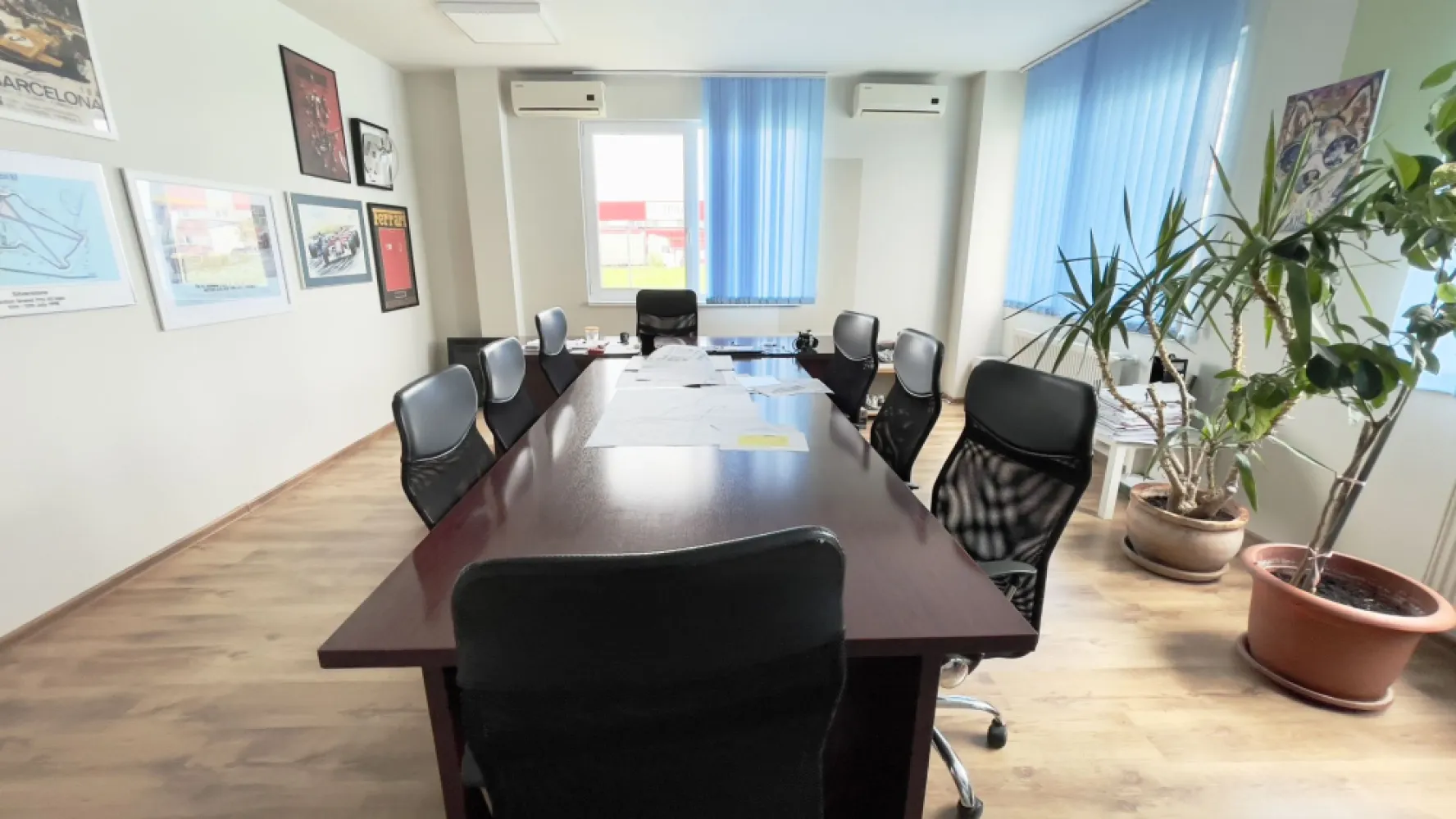 Cladire birouri - spațiu comercial cu parcări în incintă privată - Oferim spre vânzare un spațiu comercial în Parcul Industrial UTA2.
Parcul Industrial UTA2 este amplasat în partea de Nord a Municipiului Arad, cu acces direct din E68 (DN7, Centură Nord).

Imobilul este confecționat din panouri sandwich termoizolante și este compartimentat astfel:
– recepție
– 6 birouri
– 4 grupuri sanitare
– holuri
– spațiu tehnic

Suprafață construită: 333 mp
Suprafață teren: 2.561 mp

Prețul mai include și:
– 12 locuri de parcare (autoturisme)
– aprox 2.000 mp spațiu verde
- incintă împrejmuită

Caracteristicile de mai sus fac spațiul pretabil și pentru următoarele activități:
– birouri
– producție
– depozitare
– loc de joacă pentru copii

Important!
Proprietatea este scutită de impozite pe toată durata de existență a titlului de Parc industrial acordat conform ORDINULUI nr. 325 din 15 octombrie 2007.

Pentru detalii, apelați 0721356746. Florin Moș