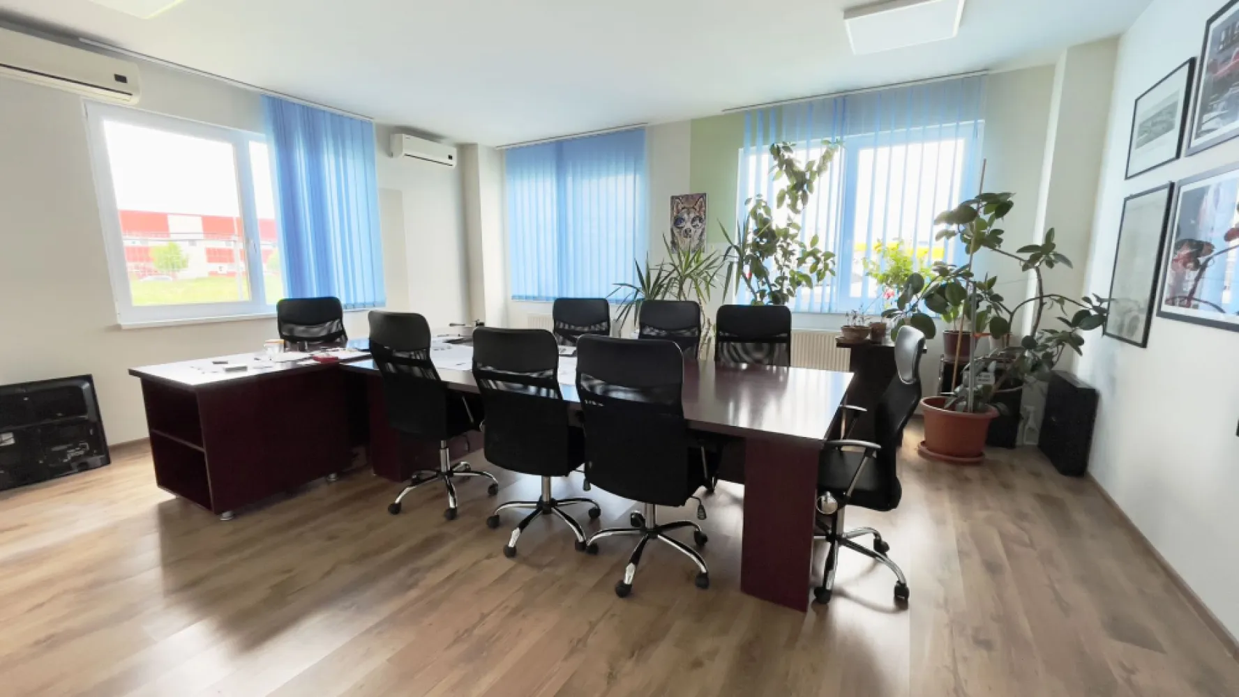 Cladire birouri - spațiu comercial cu parcări în incintă privată - Oferim spre vânzare un spațiu comercial în Parcul Industrial UTA2.
Parcul Industrial UTA2 este amplasat în partea de Nord a Municipiului Arad, cu acces direct din E68 (DN7, Centură Nord).

Imobilul este confecționat din panouri sandwich termoizolante și este compartimentat astfel:
– recepție
– 6 birouri
– 4 grupuri sanitare
– holuri
– spațiu tehnic

Suprafață construită: 333 mp
Suprafață teren: 2.561 mp

Prețul mai include și:
– 12 locuri de parcare (autoturisme)
– aprox 2.000 mp spațiu verde
- incintă împrejmuită

Caracteristicile de mai sus fac spațiul pretabil și pentru următoarele activități:
– birouri
– producție
– depozitare
– loc de joacă pentru copii

Important!
Proprietatea este scutită de impozite pe toată durata de existență a titlului de Parc industrial acordat conform ORDINULUI nr. 325 din 15 octombrie 2007.

Pentru detalii, apelați 0721356746. Florin Moș