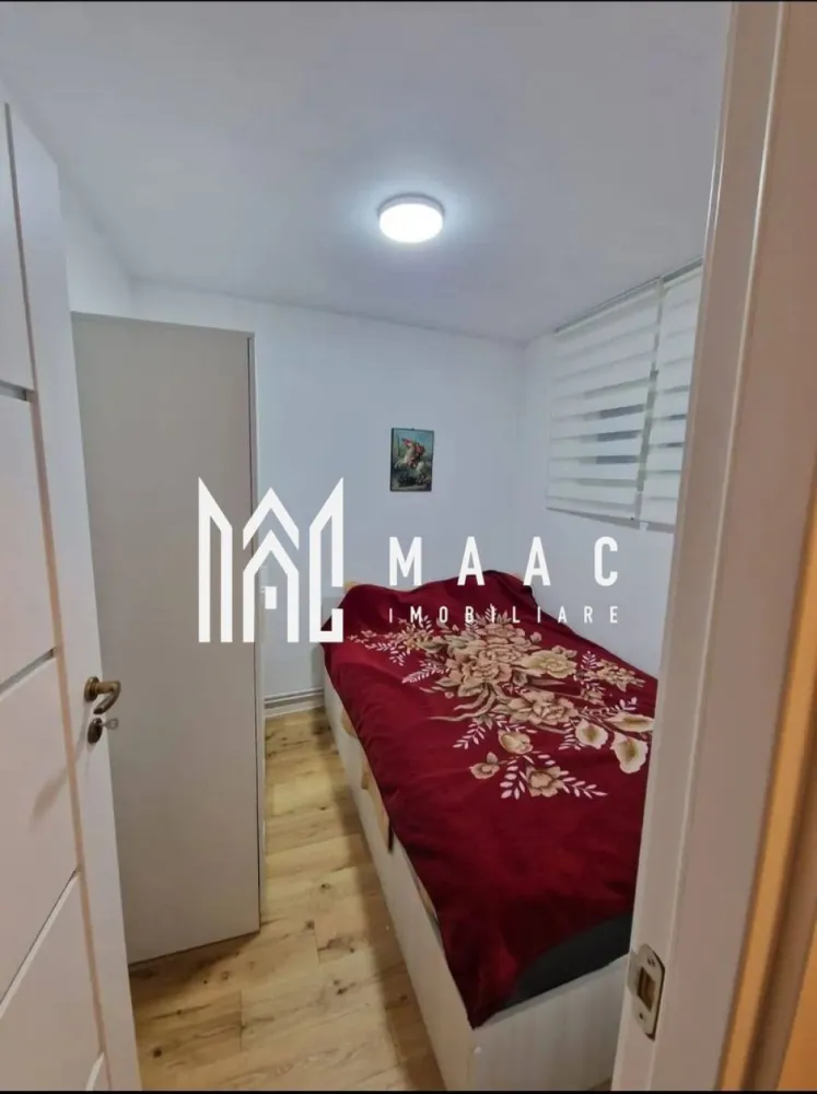 Casa Individuala I Renovata I 4 Camere I Zona Terezian - Proprietatea este situată în cartierul Terezian din Sibiu, într-o zonă exclusiv de case, liniștită și foarte bine cotată din punct de vedere rezidențial. Casa are regim de înălțime demisol + parter înalt + pod, este construită din cărămidă și a fost renovată integral în anul 2025, renovarea incluzând instalațiile electrice și sanitare, acoperișul și finisajele interioare. Suprafață utilă: ~90 mp Suprafață teren: 209 mp Curte liberă: ~150 mp Compartimentare: Demisol: hol de acces luminos living generos bucătărie separată, complet mobilată și utilatăaie cu geam pentru aerisire spații de depozitare încălzire în pardoseală Parter înalt: hol 3 dormitoare decomandate (un dormitor compartimentat în două camere mai mici) baie dressing acces către pod (spațiu suplimentar de depozitare) încălzire prin calorifere Casa se vinde complet mobilată și utilată, fiind dotată cu: plită, cuptor electric, hotă, frigider cu congelator, mașină de spălat rufe și uscător. Încălzirea este asigurată de centrală termică proprie. Dotări și utilități: izolație termică exterioară ferestre PVC cu geam termopan acoperiș nou curent electric, gaz, apă, canalizare internet prin fibră optică și CATV Imobilul nu necesită investiții suplimentare și este ideal atât pentru o familie, cât și pentru persoane în vârstă care își doresc o locuință practică, într-o zonă liniștită a orașului. Pentru mai multe detalii precizati telefonic ca ati vazut anuntul cu ID: CP2897334 }}