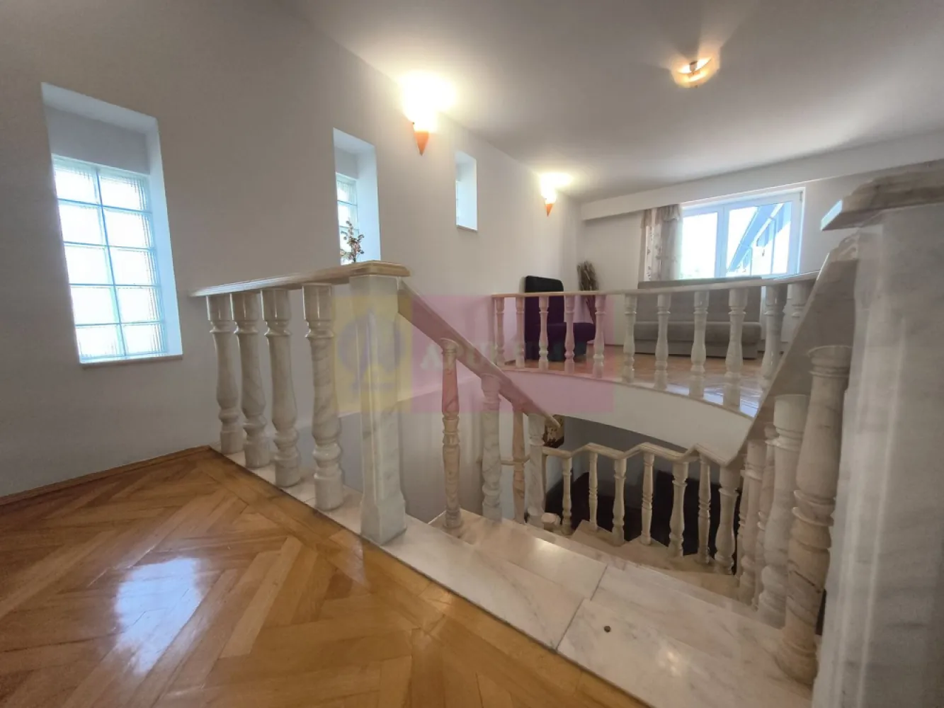 Vila de lângă Catedrala Ortodoxă ,,Sfânta Cuvioasă Parascheva" - Vindem vila de peste drum de Catedrala Ortodoxă Sfânta Cuvioasă Parascheva, cu acces din strada Sfântul Ioan Iacob Hozevitul, strada alăturată Catedralei. Casa se află într-o zonă centrală și extrem de frumoasă din Voluntari, aici ne bucurăm de multe facilități și avem acces la toate utilitățile. Imobilul cuprinde un corp principal de casă dispus pe două nivele plus mansardă, un corp secundar dispus doar pe parter care are însă placă de beton și permite extindere, o anexă acoperită pentru activități diverse și o curte splendidă foarte frumos amenajată. Corpul principal dispus pe parter și etaj oferă posibilitatea de a amenaja după bunul plac o mansardă spațioasă care beneficiază de trei ferestre tip Velux, bine izolată dar nefinisată, între etaj și terasă având placă de beton. Frontul stradal este generos și pe partea dinspre Catedrală avem pomi fructiferi tineri și tufe de trandafiri. Configurația corpului principal este foarte plăcută și extrem de practică, accesul se face fie pe intrarea principală fie direct prin bucătăria imensă și bine luminată. La parter afară de bucătăria tip salon care beneficiază și de o zonă de tip lounge, 2 (două) dormitoare mari și luminoase cu orientare sudică, o baie spațioasă și bine echipată ce beneficiază de fereastră pentru aer proaspăt, un dressing încăpător care deasemenea beneficiază de fereastră și are mai multe zone de depozitare evident plus o cameră tehnică și o cameră pentru menajeră sau pentru oaspeți care stau mai mult timp ce beneficiază de baie proprie cu cabină de duș. La etaj avem alte 4 (patru) dormitoare, o baie mare, o zonă de loisir cu bibliotecă în proximitatea scării de marmură și o cameră pentru depozitare, toate dormitoarele de la etaj au acces la balcoane tip terasă, dormitoarele mai apropiate de scara de marmură au orientare sudică și au acces spre balconul care oferă o priveliște superbă spre Catedrala Sfânta Cuvioasă Parascheva iar cele două dormitoare aflate în capătul holului au acces facil la baia bine echipată de la etaj și beneficiază de un balcon deschis tip terasă de aproximativ 20mp ce oferă o priveliște splendidă spre propria curte. Curtea este foarte ușor de întreținut, avem aspersoare și o diferențiere frumoasă a diferitelor zone. În proximitatea corpului principal de casă avem gazon și jnepenișuri iar în apropiere de zona de parcare avem o minidumbravă cu 5 conifere mature, două magnolii deasemenea mature și un smochin bine aclimatizat plus alte plante. Parcarea este umbrită de o boltă de viță de vie aflată pe rod bineînțeles. Zona de parcare se închide într-un spațiu acoperit aflat în prelungirea corpului secundar, spațiu care beneficiază de curent electric și care poate fi folosit pentru activități de atelier sau ca garaj acoperit. Corpul secundar de casă este gândit ca o zonă de party cu o zonă de bar, un open-space de peste 50mp, două grupuri sanitare, o zonă tehnică și chiar și o bucătărie. O casă superbă pe care vă invit să o vizionați. Daniel Apulum94