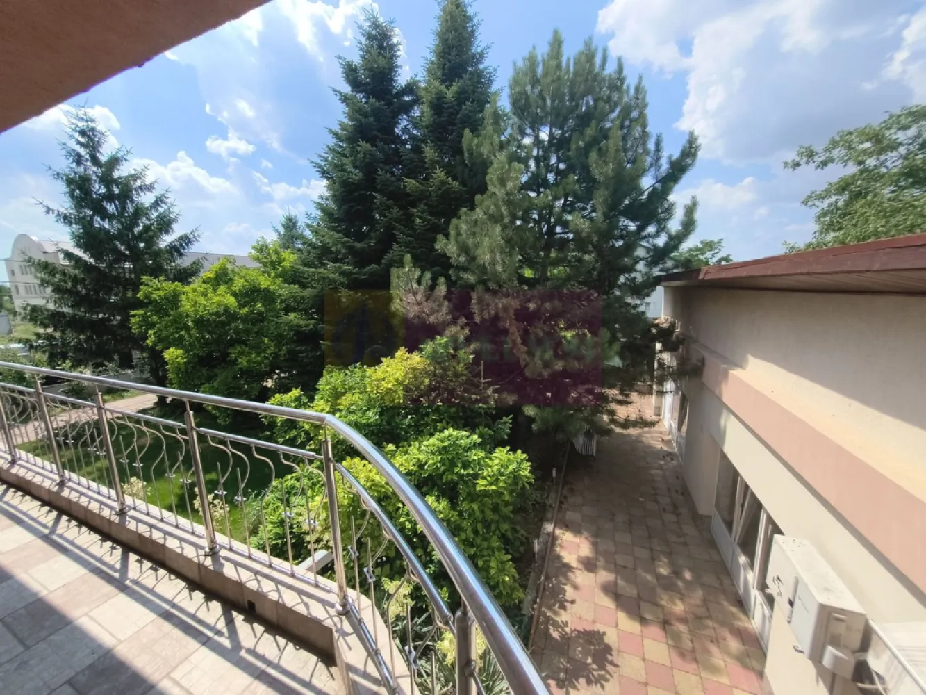 Vila de lângă Catedrala Ortodoxă ,,Sfânta Cuvioasă Parascheva" - Vindem vila de peste drum de Catedrala Ortodoxă Sfânta Cuvioasă Parascheva, cu acces din strada Sfântul Ioan Iacob Hozevitul, strada alăturată Catedralei. Casa se află într-o zonă centrală și extrem de frumoasă din Voluntari, aici ne bucurăm de multe facilități și avem acces la toate utilitățile. Imobilul cuprinde un corp principal de casă dispus pe două nivele plus mansardă, un corp secundar dispus doar pe parter care are însă placă de beton și permite extindere, o anexă acoperită pentru activități diverse și o curte splendidă foarte frumos amenajată. Corpul principal dispus pe parter și etaj oferă posibilitatea de a amenaja după bunul plac o mansardă spațioasă care beneficiază de trei ferestre tip Velux, bine izolată dar nefinisată, între etaj și terasă având placă de beton. Frontul stradal este generos și pe partea dinspre Catedrală avem pomi fructiferi tineri și tufe de trandafiri. Configurația corpului principal este foarte plăcută și extrem de practică, accesul se face fie pe intrarea principală fie direct prin bucătăria imensă și bine luminată. La parter afară de bucătăria tip salon care beneficiază și de o zonă de tip lounge, 2 (două) dormitoare mari și luminoase cu orientare sudică, o baie spațioasă și bine echipată ce beneficiază de fereastră pentru aer proaspăt, un dressing încăpător care deasemenea beneficiază de fereastră și are mai multe zone de depozitare evident plus o cameră tehnică și o cameră pentru menajeră sau pentru oaspeți care stau mai mult timp ce beneficiază de baie proprie cu cabină de duș. La etaj avem alte 4 (patru) dormitoare, o baie mare, o zonă de loisir cu bibliotecă în proximitatea scării de marmură și o cameră pentru depozitare, toate dormitoarele de la etaj au acces la balcoane tip terasă, dormitoarele mai apropiate de scara de marmură au orientare sudică și au acces spre balconul care oferă o priveliște superbă spre Catedrala Sfânta Cuvioasă Parascheva iar cele două dormitoare aflate în capătul holului au acces facil la baia bine echipată de la etaj și beneficiază de un balcon deschis tip terasă de aproximativ 20mp ce oferă o priveliște splendidă spre propria curte. Curtea este foarte ușor de întreținut, avem aspersoare și o diferențiere frumoasă a diferitelor zone. În proximitatea corpului principal de casă avem gazon și jnepenișuri iar în apropiere de zona de parcare avem o minidumbravă cu 5 conifere mature, două magnolii deasemenea mature și un smochin bine aclimatizat plus alte plante. Parcarea este umbrită de o boltă de viță de vie aflată pe rod bineînțeles. Zona de parcare se închide într-un spațiu acoperit aflat în prelungirea corpului secundar, spațiu care beneficiază de curent electric și care poate fi folosit pentru activități de atelier sau ca garaj acoperit. Corpul secundar de casă este gândit ca o zonă de party cu o zonă de bar, un open-space de peste 50mp, două grupuri sanitare, o zonă tehnică și chiar și o bucătărie. O casă superbă pe care vă invit să o vizionați. Daniel Apulum94