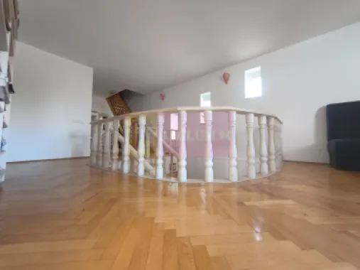 Vila de lângă Catedrala Ortodoxă ,,Sfânta Cuvioasă Parascheva"