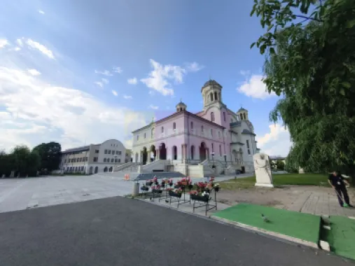Vila de lângă Catedrala Ortodoxă ,,Sfânta Cuvioasă Parascheva"