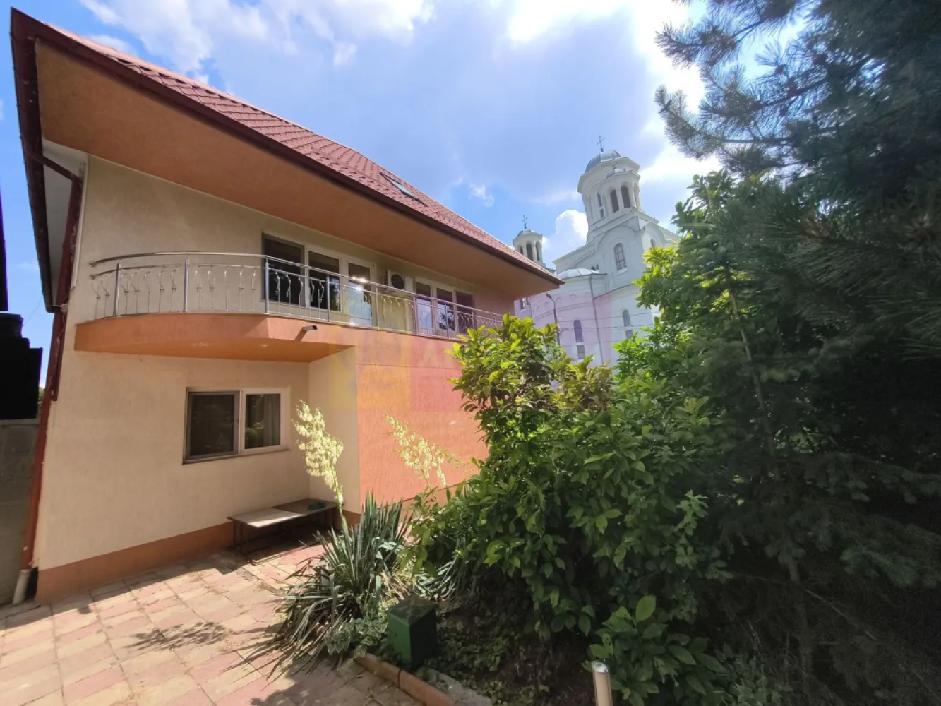 Vila de lângă Catedrala Ortodoxă ,,Sfânta Cuvioasă Parascheva"