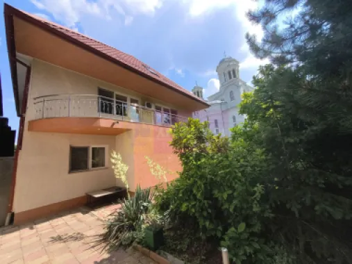 Vila de lângă Catedrala Ortodoxă ,,Sfânta Cuvioasă Parascheva"