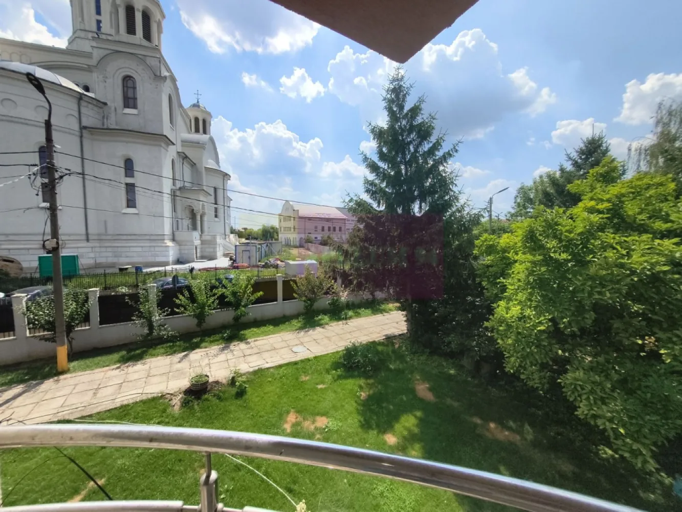 Vila de lângă Catedrala Ortodoxă ,,Sfânta Cuvioasă Parascheva"