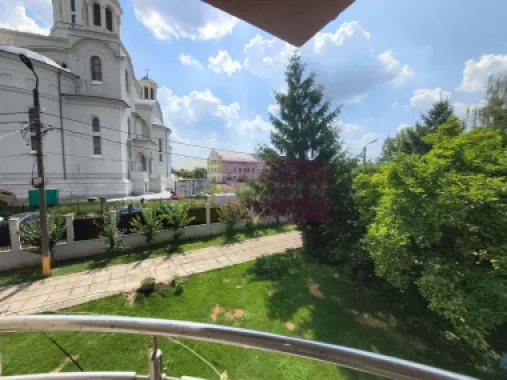 Vila de lângă Catedrala Ortodoxă ,,Sfânta Cuvioasă Parascheva"