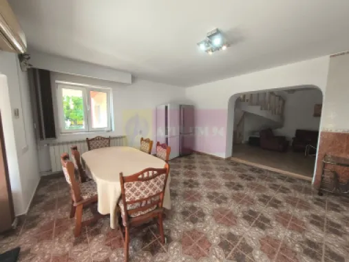 Vila de lângă Catedrala Ortodoxă ,,Sfânta Cuvioasă Parascheva"