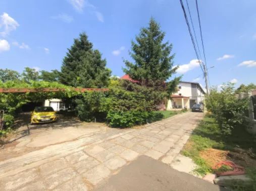 Vila de lângă Catedrala Ortodoxă ,,Sfânta Cuvioasă Parascheva"