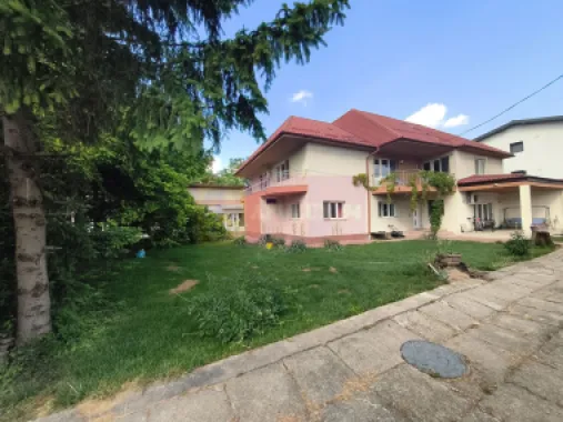 Vila de lângă Catedrala Ortodoxă ,,Sfânta Cuvioasă Parascheva"
