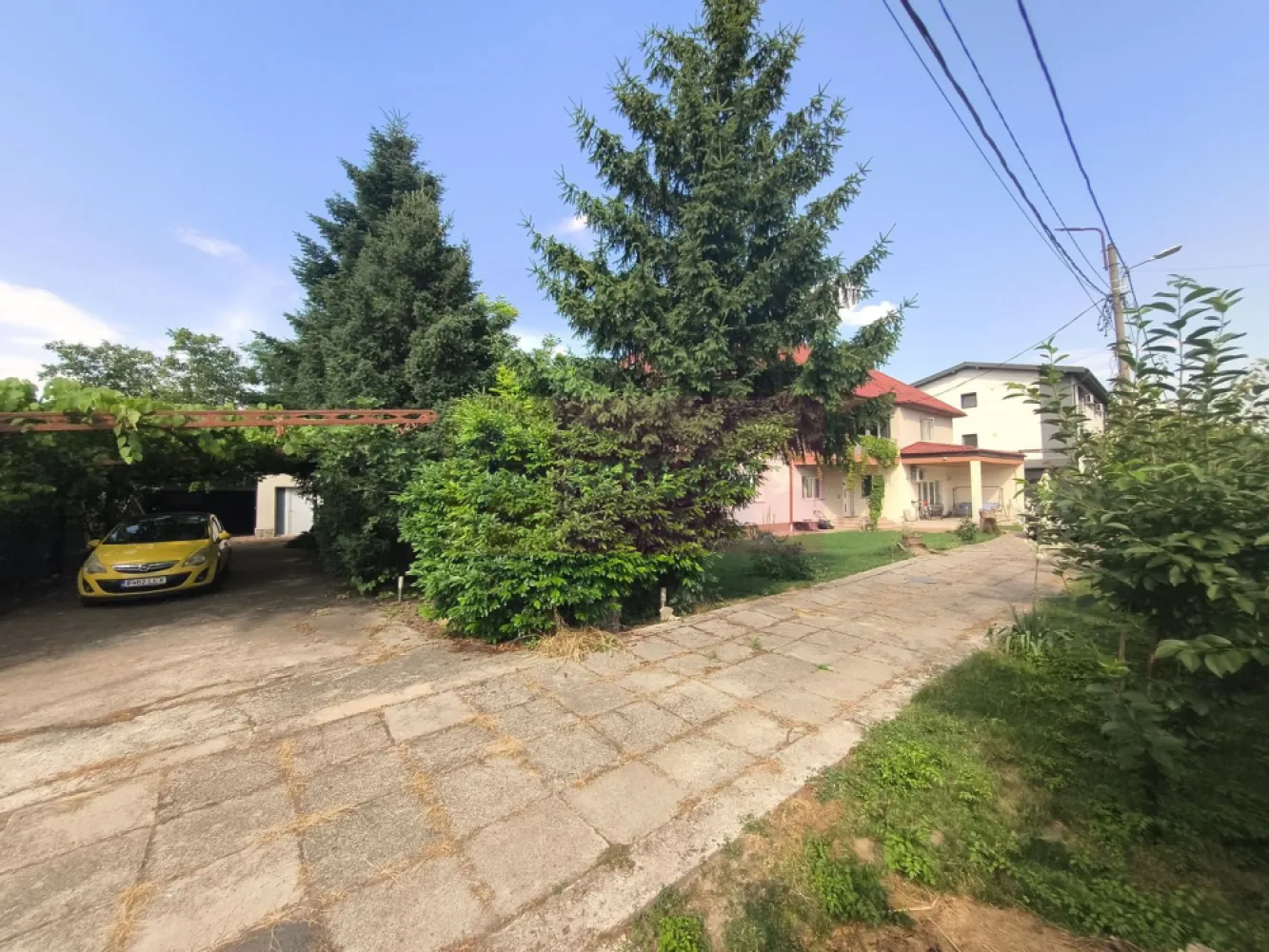 Vila de lângă Catedrala Ortodoxă ,,Sfânta Cuvioasă Parascheva"