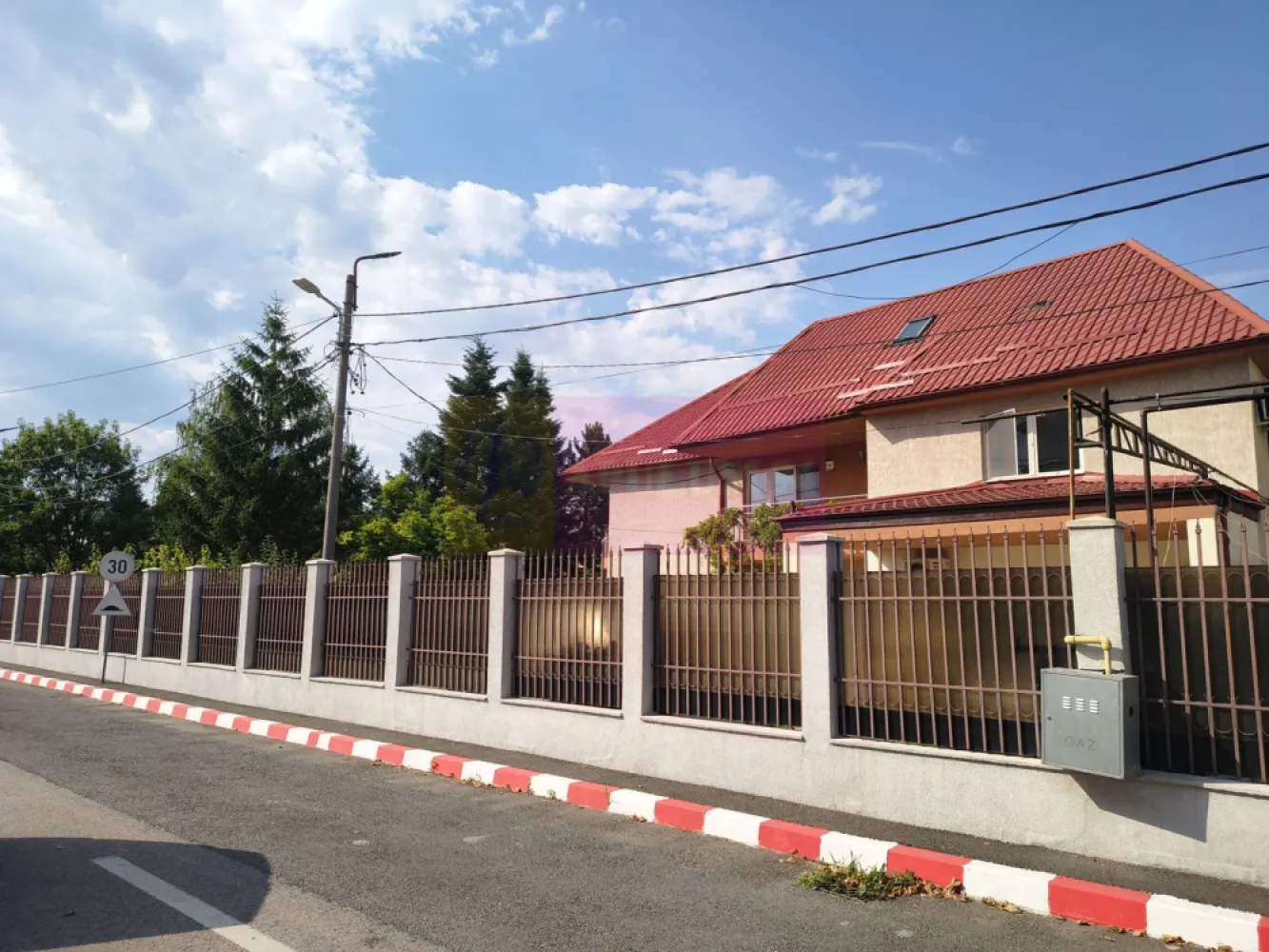 Vila de lângă Catedrala Ortodoxă ,,Sfânta Cuvioasă Parascheva"