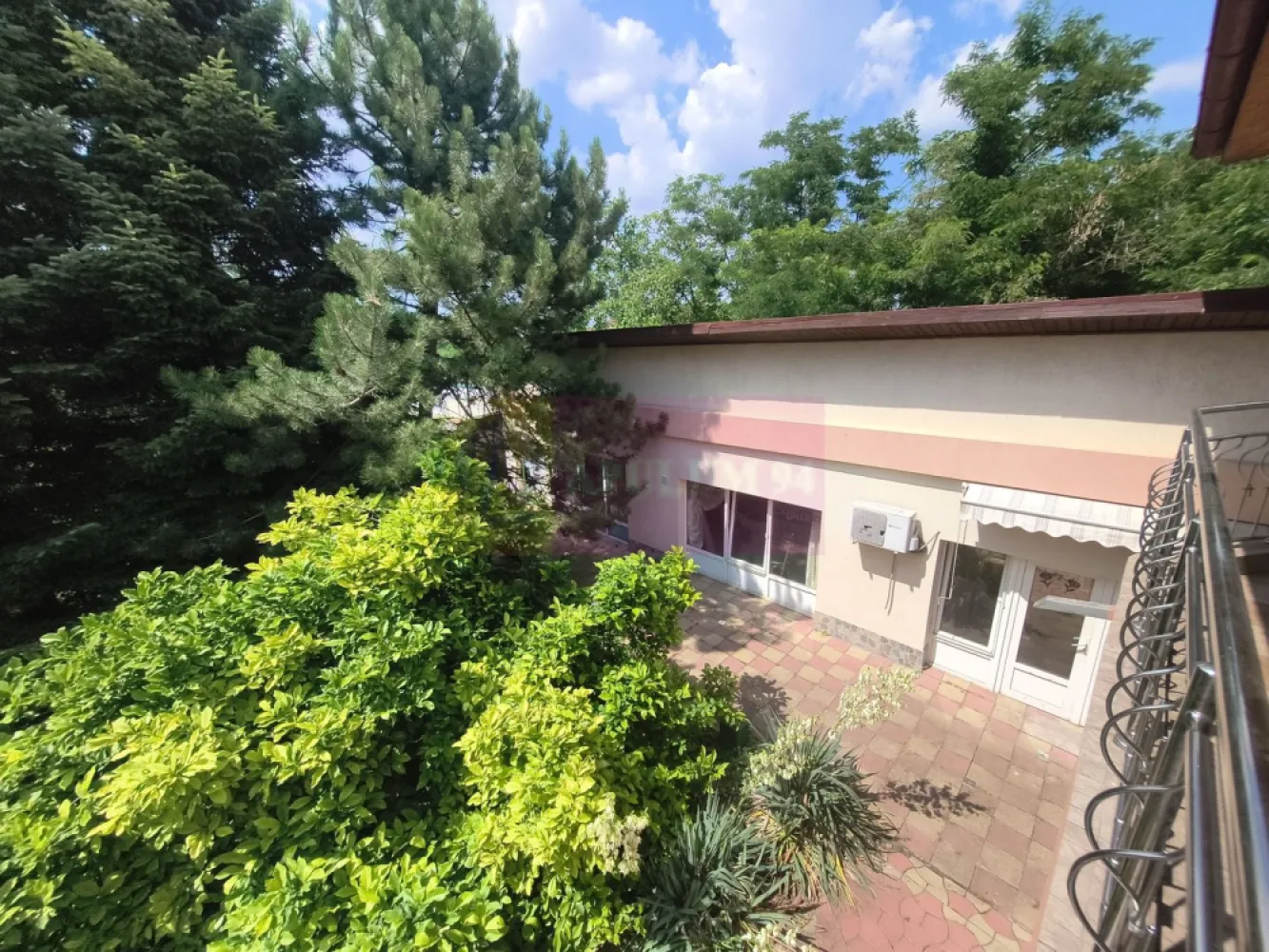 Vila de lângă Catedrala Ortodoxă ,,Sfânta Cuvioasă Parascheva"
