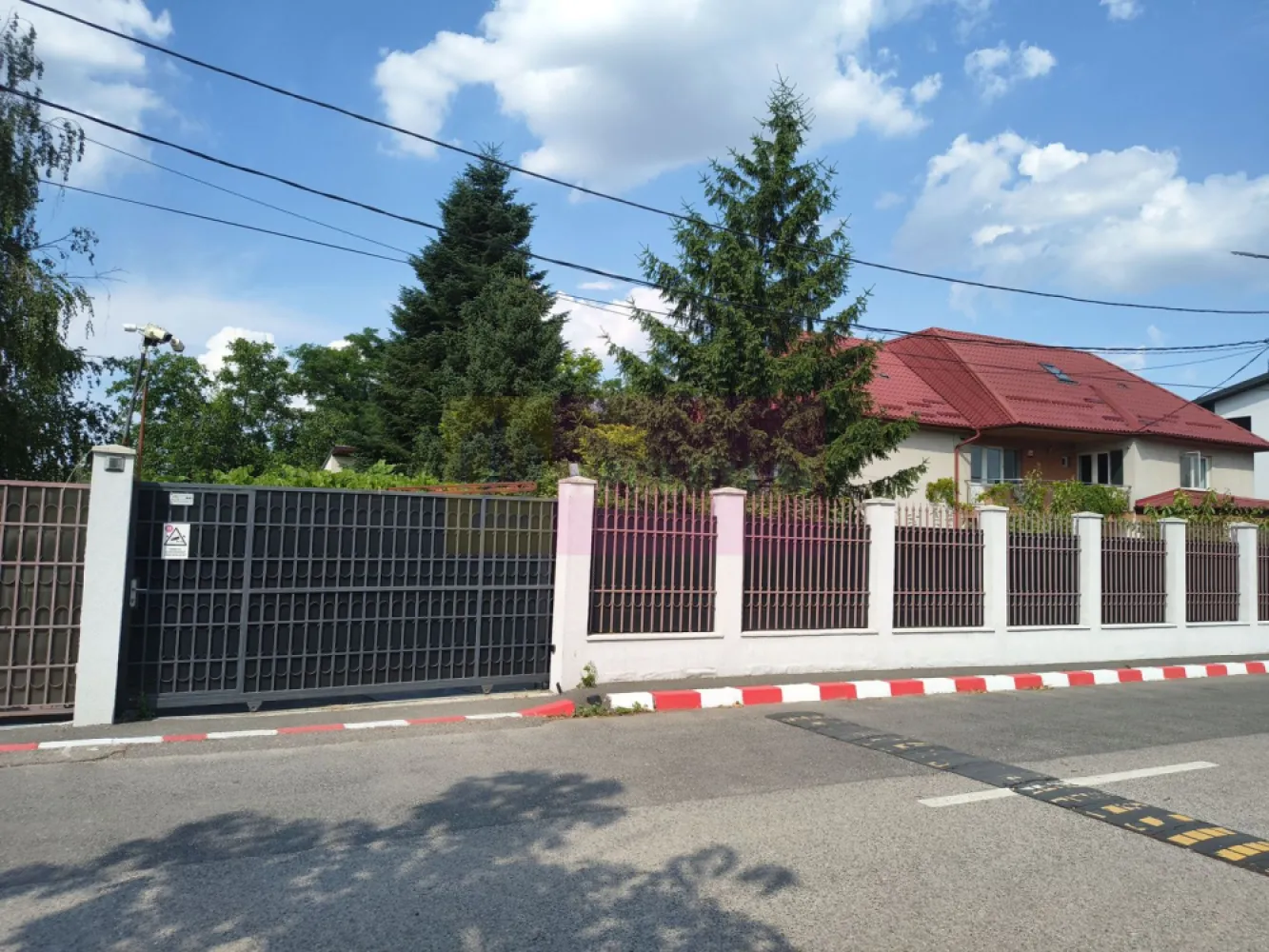 Vila de lângă Catedrala Ortodoxă ,,Sfânta Cuvioasă Parascheva"