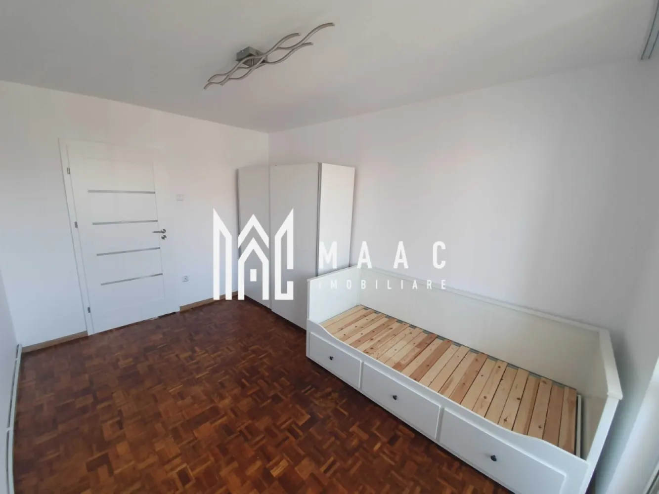Apartament 2 camere | Nou Renovat | Cedonia/Mihai Viteazu - MAAC Imobiliare ofera spre inchirere apartament de 2 camere, nou renovat, complet mobilat si utilat, in zona Mihai Viteazu/Cedonia.

*PET FRIENDLY - Se accepta cu animale de companie, dar cu conditia sa se achite o garantie in cuantumul la 2 chirii lunare, si pretul de inchiriere ar fi de 400 euro.

Locuinta are suprafata utila de 60mp si este alcatuita din hol, living cu canapea extensibila si Smart TV, dormitor cu saltea noua, bucatarie inchisa cu toate facilitatile, baie spatioasa si moderna cu geam, balcon si 2 debarale. Este situata la etajul 4.

Loc de parcare se gaseste cu usurinta in fata blocului bloc, in siguranta. 

Amplasamentul blocului este unul avantajos, fiind la 15 minute de mers pe jos de centru/ Mall si aproape de magazine/ farmacii. Vecinatatea este una foarte linistita.

Pentru mai multe detalii precizati telefonic ca ati vazut anuntul cu ID: CP2089432