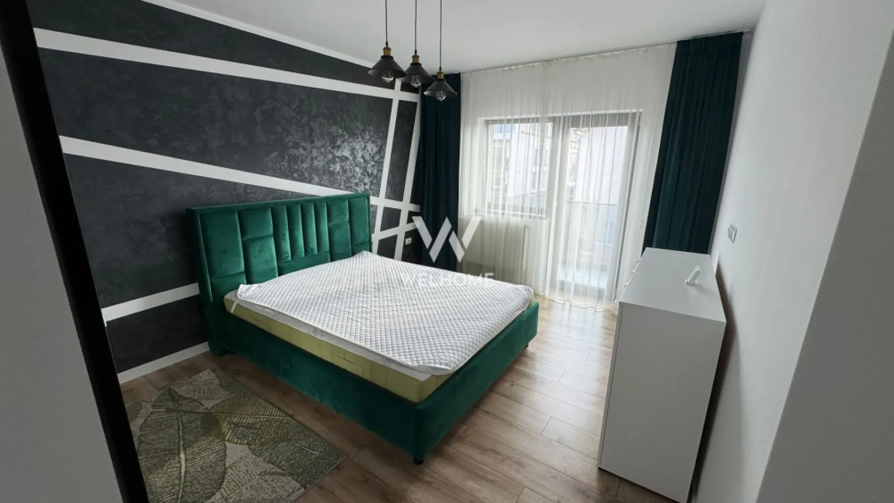 Apartament 2 camere de închiriat – Șelimbăr - Disponibil spre închiriere apartament cu 2 camere, situat în Șelimbăr, într-o zonă liniștită, cu acces rapid către Sibiu, centre comerciale și mijloace de transport. Apartamentul este mobilat și utilat complet, pregătit pentru mutare imediată. Compartimentare: bucătărie separată, living, dormitor, baie, balcon cu spațiu de depozitare Imobilul beneficiază de loc de parcare inclus, oferind un plus de confort. Preț chirie: 480 euro/lună Se percepe garanție și comision agenție. Apartament ideal pentru o persoană sau un cuplu care caută o locuință practică, complet echipată, într-o zonă bine conectată. Programeaza o vizionare! }}