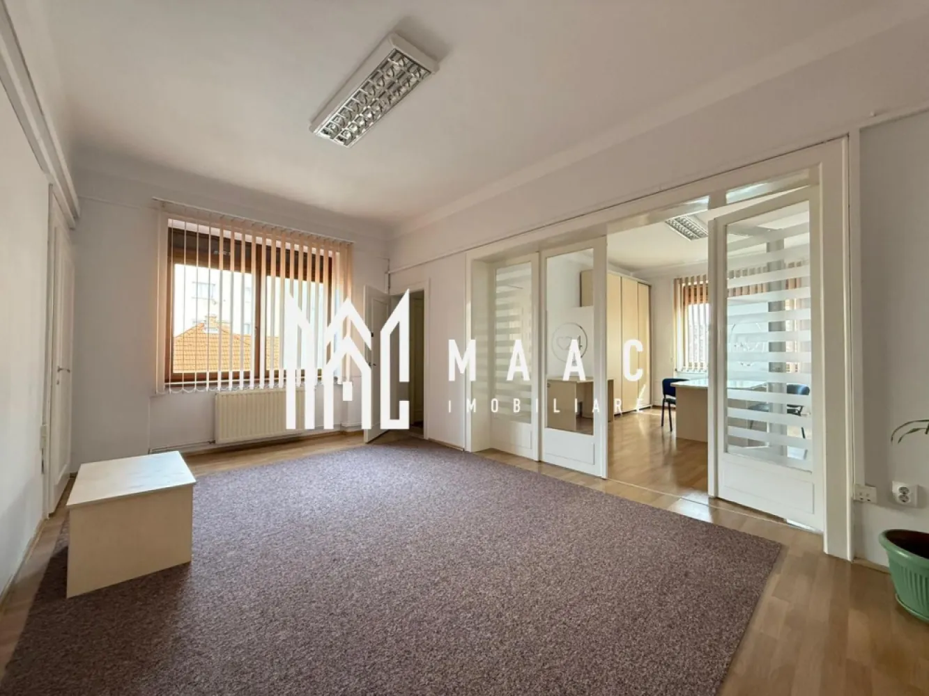 Spatiu birouri | 110MP | Parcare | Curte | Calea Dumbravii - Maac Imobiliare ofera spre închiriere un spațiu generos, situat la etajul 1/1 al unei case individuale, ideal pentru activități de birou, cu amplasare excelentă – pe Calea Dumbrăvii, chiar vis-a-vis de sediul NATO. Detalii spațiu: Suprafață utila: 110 mp Compartimentare: 4 camere decomandate, luminoase și bine proporționate Casa beneficiaza de curte proprie, unde se pot parca 2 masini. Destinație: exclusiv pentru birouri Zonă liniștită, cu acces facil către centrul orașului și principalele artere rutiere Sunt montate 3 instalatii de aer conditionat. La parter, se regaseste un spatiu de depozitare aferent spatiului de birouri. Locație premium, ideală pentru firme care își doresc o imagine profesională și o adresă de prestigiu. Pentru mai multe detalii va rugam specificati telefonic ID: CP2908809 }}
