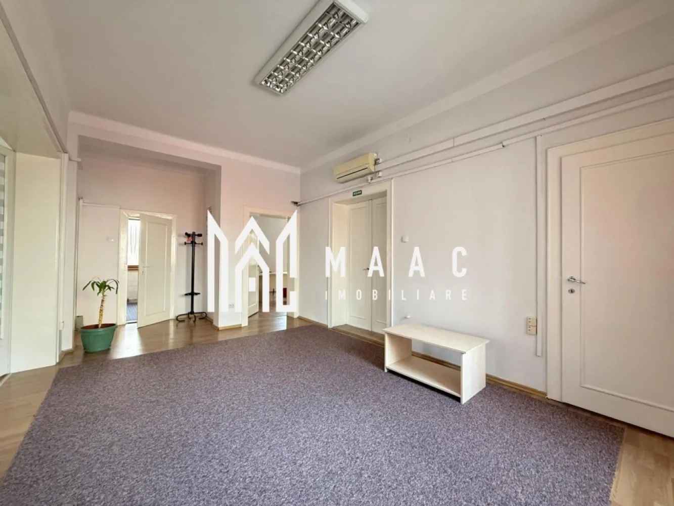 Spatiu birouri | 110MP | Parcare | Curte | Calea Dumbravii - Maac Imobiliare ofera spre închiriere un spațiu generos, situat la etajul 1/1 al unei case individuale, ideal pentru activități de birou, cu amplasare excelentă – pe Calea Dumbrăvii, chiar vis-a-vis de sediul NATO. Detalii spațiu: Suprafață utila: 110 mp Compartimentare: 4 camere decomandate, luminoase și bine proporționate Casa beneficiaza de curte proprie, unde se pot parca 2 masini. Destinație: exclusiv pentru birouri Zonă liniștită, cu acces facil către centrul orașului și principalele artere rutiere Sunt montate 3 instalatii de aer conditionat. La parter, se regaseste un spatiu de depozitare aferent spatiului de birouri. Locație premium, ideală pentru firme care își doresc o imagine profesională și o adresă de prestigiu. Pentru mai multe detalii va rugam specificati telefonic ID: CP2908809 }}