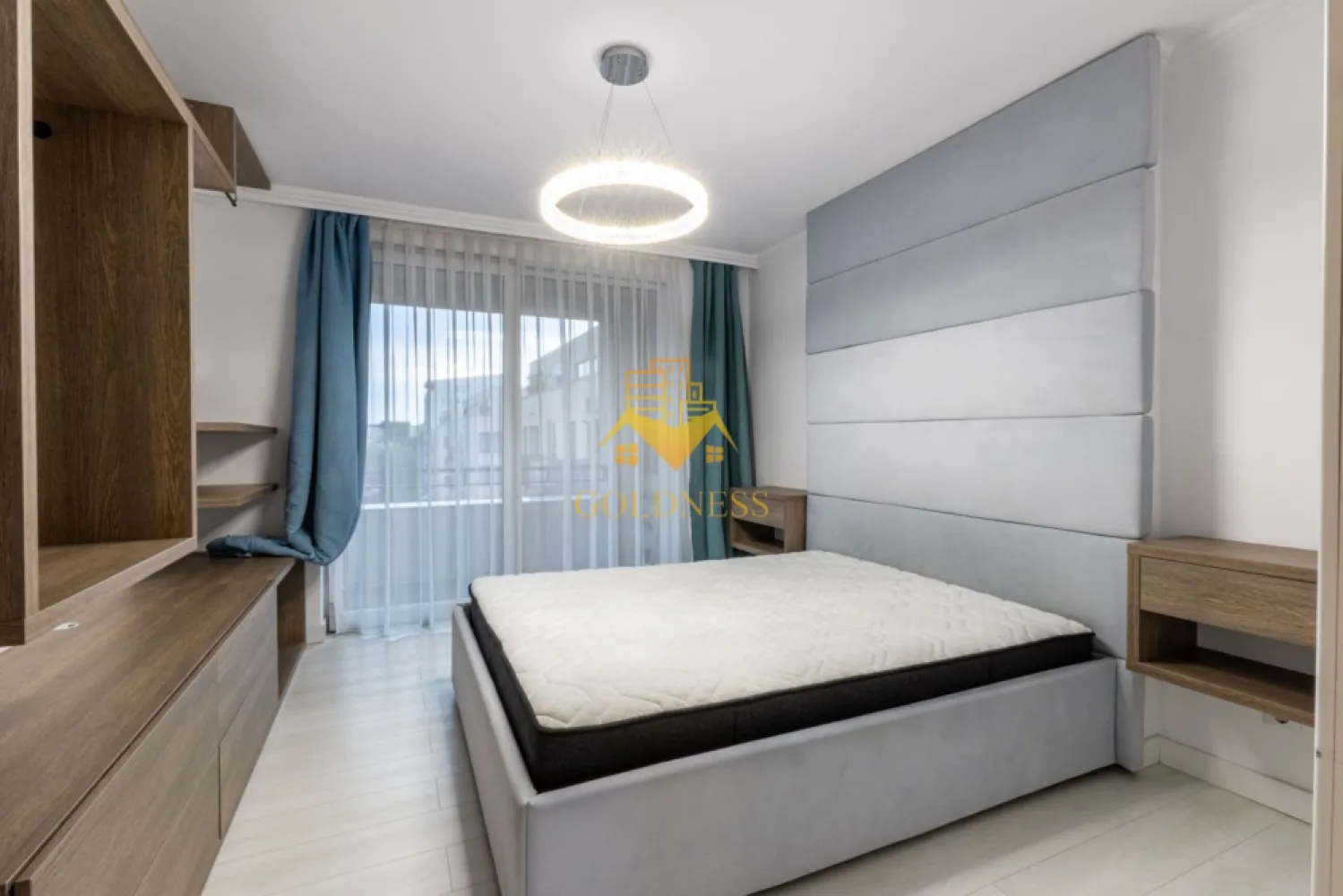 2 camere, Parcare, Premium, Revo, Andrei Muresanu, Sigma, Calea Turzii - GOLDNESS Imobiliare vă propune spre închiriere un apartament cu 2 camere open space complet mobilat și utilat, la etajul 3 într-un imobil de 5 etaje, în Cartierul Andrei Muresanu, Zona Augustin Presecan.
Parcare subterana inclusa in pret!

Se află în apropierea stațiilor de transport în comun, magazine, restaurante, spații verzi, farmacii, etc. 
In acest pret sunt incluse 2 curatenii/luna(conditie obligatorie).

Apartamentul este compartimentat astfel:
 - dormitor cu pat matrimonial, dulapuri generoase pentru haine, noptiere
 - living cu bucatarie open space complet utilată și mobilată, canapea extensibilă, loc de servit masa 
 - baie cu dus walk-in, masina de spalat haine și dulap pentru depozitare,
 - balcon de 5 mp,
 -terasa 8 mp.

Imobilul este dotat cu toate cele necesare- centrală proprie, frigider, aragaz, hotă, mașină de spălat haine si vase, tv, aer conditionat, etc. 

Dacă sunteți interesați de acest apartament și doriți să îl vizionați, dar și pentru alte oferte nu ezitați să ne contactați telefonic sau prin e-mail. Vă stăm la dispoziție!
Pentru intermediere se percepe un comision de 75% din prețul chiriei!