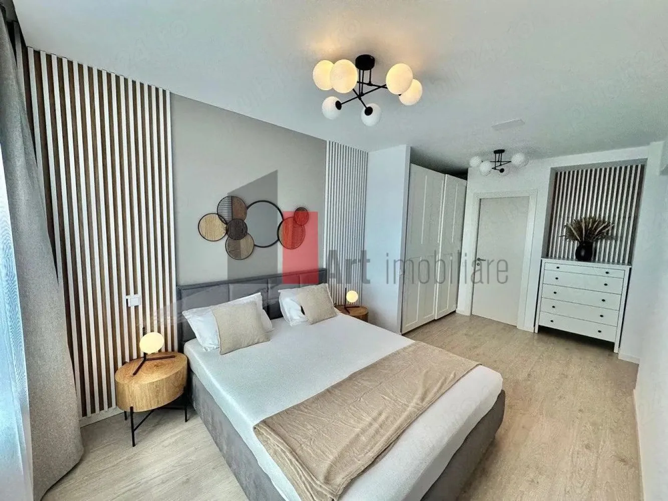 Vanzare apartament 3 camere Drumul Taberei Stellaris Residence Ghencea Moghioros - Vindem apartament cu 3 camere nou, decomandat, 80 mp suprafata utila totala, 2 bai, situat in Drumul Taberei, bd. Ghencea, complexul rezidential Stellaris Residencias, faza 1, etajul 11 11, mobilat si utilat complet.
Locatia este excelenta, la numai 2 minute de mers pe jos de linia lui 41, 15 min de metrou Drumul Taberei, 10min de Parc Drumul Taberei, 5 min de Auchan Drumul Taberei.

Apartamentul se vinde mobilat si utilat complet, cu finisaje, mobilier si electrocasnice de calitate superioara. Totul este nou si nu a mai fost locuit. Apartamentul beneficiaza de dotari premium: pat dublu matrimonial, dressinguri spatioase, coltar extensibil, centrala termica in condensatie, inclazire in pardoseala, combina frigorifica incastrata Sharp, masina de spalat cu uscator Gorenje, masina de spalat vase Whirlpool, cuptor electric Gorenje, plita inductie vitroceramica, chiuveta granit compozit Pyramis, televizor UHD Smart 4K, 126cm , aer conditionat 12.000 BTU.

Apartamentul este luminos si beneficiaza de vedere libera superba catre vest.

Pret 225 060 euro