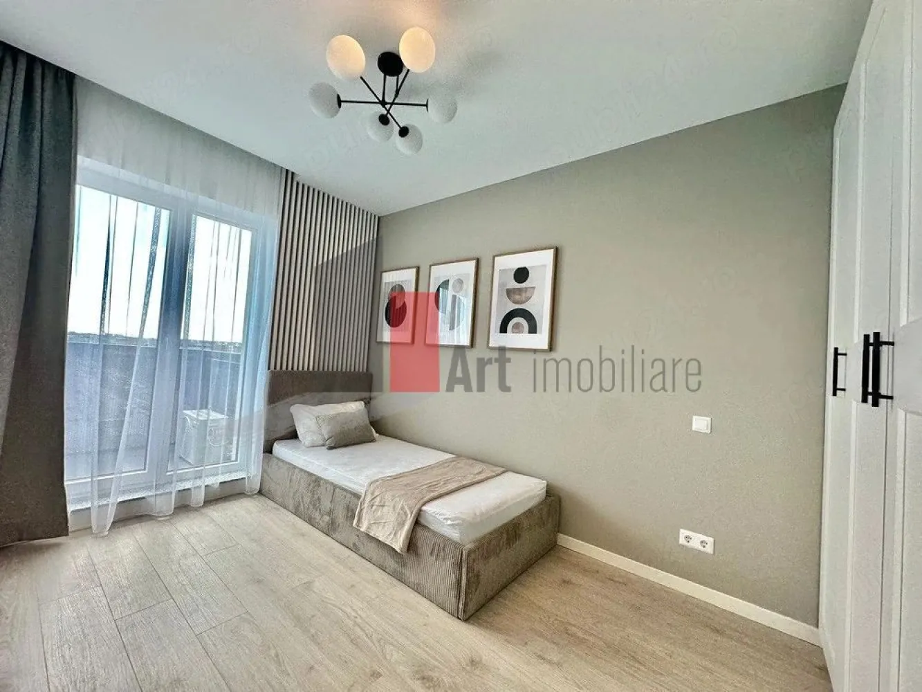 Vanzare apartament 3 camere Drumul Taberei Stellaris Residence Ghencea Moghioros - Vindem apartament cu 3 camere nou, decomandat, 80 mp suprafata utila totala, 2 bai, situat in Drumul Taberei, bd. Ghencea, complexul rezidential Stellaris Residencias, faza 1, etajul 11 11, mobilat si utilat complet.
Locatia este excelenta, la numai 2 minute de mers pe jos de linia lui 41, 15 min de metrou Drumul Taberei, 10min de Parc Drumul Taberei, 5 min de Auchan Drumul Taberei.

Apartamentul se vinde mobilat si utilat complet, cu finisaje, mobilier si electrocasnice de calitate superioara. Totul este nou si nu a mai fost locuit. Apartamentul beneficiaza de dotari premium: pat dublu matrimonial, dressinguri spatioase, coltar extensibil, centrala termica in condensatie, inclazire in pardoseala, combina frigorifica incastrata Sharp, masina de spalat cu uscator Gorenje, masina de spalat vase Whirlpool, cuptor electric Gorenje, plita inductie vitroceramica, chiuveta granit compozit Pyramis, televizor UHD Smart 4K, 126cm , aer conditionat 12.000 BTU.

Apartamentul este luminos si beneficiaza de vedere libera superba catre vest.

Pret 225 060 euro