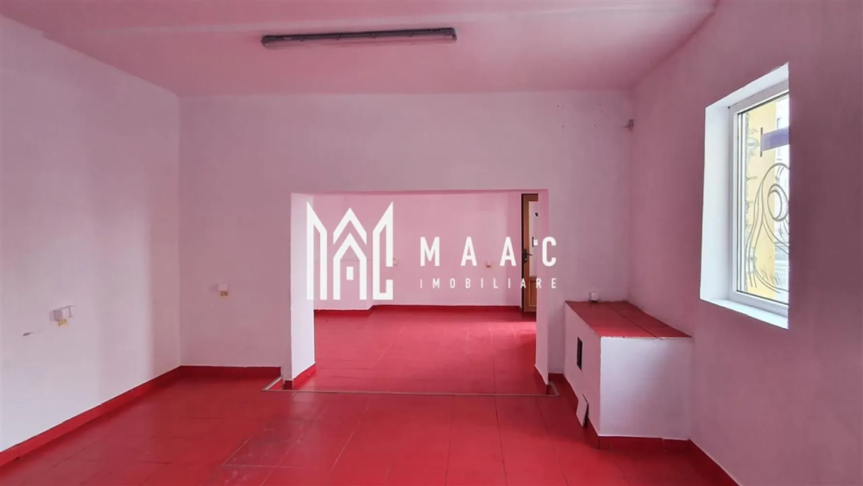 Spatiu comercial cu chiriasi | Zona Centrala | Acces stradal - MAAC Imobiliare va prezinta un spatiu comercial de vanzare in zona Centrala a Sibiului, ideal pentru investitie sigura cu randament imediat. Proprietatea este amplasata intr-o zona cu trafic pietonal intens, vizibilitate foarte buna si acces direct din strada, fiind potrivita pentru diverse activitati comerciale sau de servicii. Caracteristici: Suprafata utila: 42,39 mp Acces direct din strada Doua intrari separate, ideal pentru compartimentare sau flux diferit de clienti Grup sanitar propriu Spatiu bine intretinut Vitrina stradala, cu expunere buna catre trafic pietonal Posibilitate de preluare cu chiriasi existenti Spatiul este inchiriat in prezent, avand chiriasi stabili, cu vechime mare, ceea ce ofera un avantaj major pentru investitori. Achizitia se poate face cu preluarea contractelor de inchiriere, asigurand venit imediat, fara perioade de neocupare. Datorita amplasarii centrale si configuratiei, spatiul este potrivit pentru: magazin de prezentare salon de infrumusetare cabinet medical sau stomatologic birou de servicii agentie, showroom sau punct de lucru Avantaje locatie: Zona cu vad comercial excelent Aproape de principalele puncte de interes ale orasului Pentru mai multe detalii precizati telefonic ca ati vazut anuntul cu ID: CP2909009