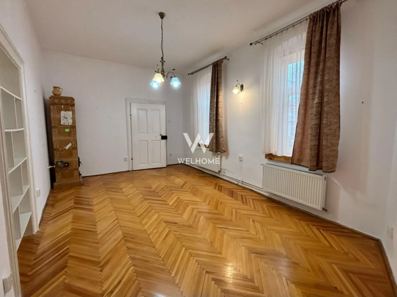 Apartament in INIMA Sibiului, 3 camere generoase + pivnita - Visezi la un apartament primitor în inima Sibiului? Îți prezentăm un apartament cu 3 camere, situat pe strada Tipografilor La doar câțiva pași de tot ce are orașul de oferit! -Suprafață utilă: 87 mp + pivnita circa 17 mp - Apartamentul dispune de un coridor primitor, o bucătărie separată, 3 camere spațioase și o baie. - Situat la etajul 1, acest apartament beneficiează de acces facil și lumină naturală. - Înconjurat de farmecul orașului Sibiu, apartamentul se află într-o zonă centrală, cu acces rapid la restaurante, magazine, școli și toate facilitățile necesare pentru un trai confortabil. - Imobilul beneficiază de o curte comună, împărțită doar cu un singur vecin, oferindu-ți intimitate și liniște într-o zonă centrală. - Apartamentul este bine întreținut, dar necesită renovare pentru a-l moderniza și a-l adapta nevoilor tale. Pretabil atat pentru investitie cat si pentru locuit. Pret: 159.900 Euro Negociabil Detalii si vizionari: 0747.639.802