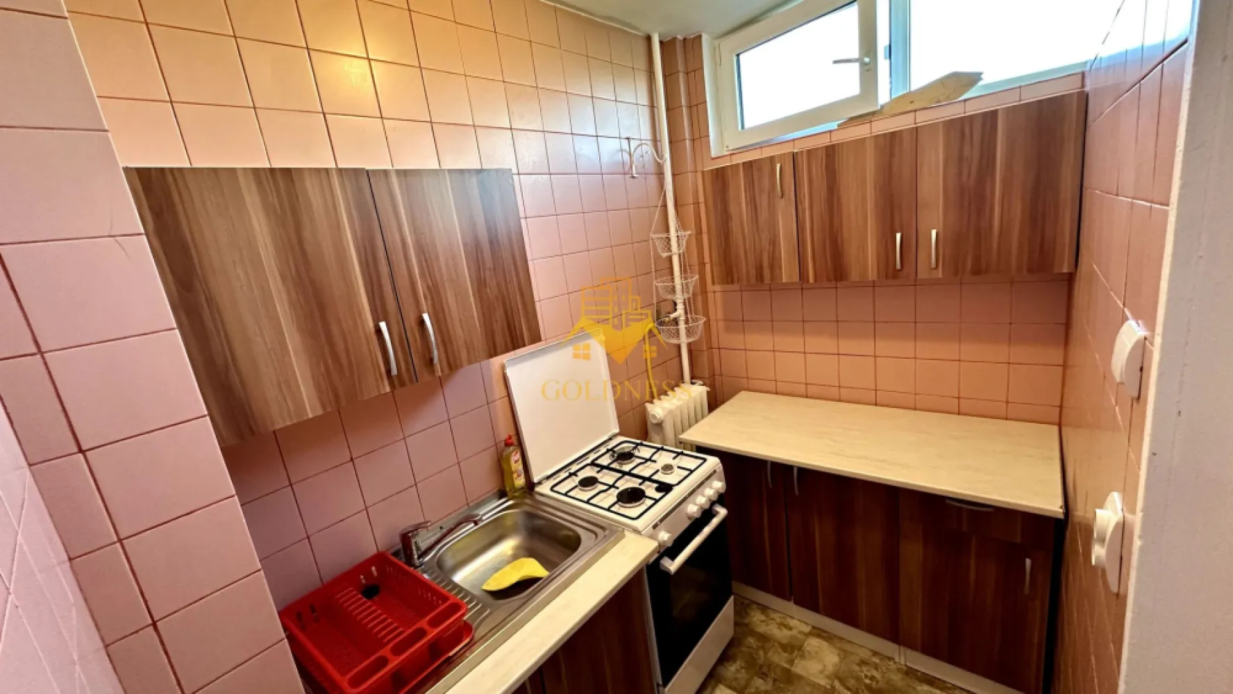 1 camera, Gheorgheni, Detunata, Iulius Mall, FSEGA, Profi, Unirii - GOLDNESS Imobiliare vă propune spre închiriere un apartament cu 1 camere complet mobilat și utilat, la etajul 6 într-un imobil de 10 etaje, în Cartierul Gheorgheni.
Se află în apropierea stațiilor de transport în comun, magazine, restaurante, spații verzi, farmacii, etc. 

Apartamentul este compartimentat astfel:
 - dormitor cu canapea extensibilă , dressing, noptiere
 - bucătărie complet utilată și mobilată, loc de servit masa 
 - baie cu cabina de dus, calorifer port prosop și dulap pentru depozitare.
 - balcon 3mp.

Imobilul este dotat cu toate cele necesare- termoficare, frigider, aragaz, hotă, mașină de spălat haine, etc. 

Dacă sunteți interesați de acest apartament și doriți să îl vizionați, dar și pentru alte oferte nu ezitați să ne contactați telefonic sau prin e-mail. Vă stăm la dispoziție!
Pentru intermediere se percepe un comision de 50% din prețul chiriei!