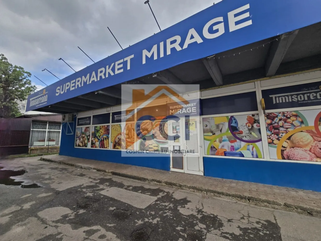 Spatiu comercial in inima cartierului Cornisa - Business-ul tău merită o locație care inspiră succes !
În inima exclusivistă a cartierului Cornișa, vă prezentăm un spațiu comercial cu adevărat special — 230 mp situați la parter, concepuți pentru afaceri care își doresc vizibilitate, eleganță și poziționare strategică.

Un spațiu rafinat, versatil și luminos, ce oferă combinația perfectă între funcționalitate și imagine premium. Datorită amplasării excelente și accesului facil, proprietatea se pretează ideal pentru:
▫️ showroom exclusivist
▫️ clinică medicală / beauty concept
▫️ birouri moderne
▫️ prestări servicii premium
▫️ logistică & depozitare
▫️ activități comerciale și soluții fotovoltaice

Fiecare metru transmite potențial, profesionalism și oportunitatea de a construi un business într-o zonă cu notorietate și dezvoltare continuă.Spatiul beneficiaza de panouri fotovoltaice 15 kw.Suprafata open space la care se adauga birou si spatiu toalete accese prin fata spate si lateral. Totul pregatit pt afacereata sau pt o ulterioara inchiriere.

O proprietate care nu oferă doar spațiu, ci prezență.
O investiție care oferă mai mult decât valoare — oferă perspectivă.