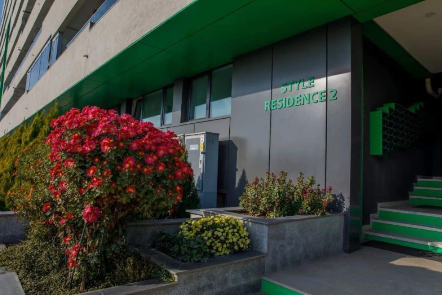 Garsonieră modernă, mobilată nou, Style Residence - Garsoniera de închiriat, cartierul Militari Residence, strada Tineretului nr 2B Suprafață utilă 31 mp. Etaj 7 din 8 cu lift. Garsoniera este la prima închiriere. Mobilier nou. Centrală proprie. Contorizare individuală. Aer condiționat. Compartimentare practică living, dormitor, bucătărie complet mobilată și utilată, baie complet echipată. În apropierea blocului se află Complex Militari Shopping, Lidl, Kaufland. Ai acces rapid la metrou Preciziei și metrou Păcii. În zonă găsești restaurante și magazine. Loc de parcare GRATIS Contract pe 12 luni, cu posibilitate de prelungire. Comision standard 50% dintr o lună de chirie. Se plătește o singură dată, la semnarea contractului. La semnarea contractului se achită comisionul 150 euro, garanția 350 euro și prima lună de chirie 350 euro. Ulterior se plătește lunar chiria și utilitățile, în funcție de consum. Nu se acceptă: Cetățeni străini, persoane de etnie romă, animale de companie. Detalii la numărul 0724 826 913 Bogdan