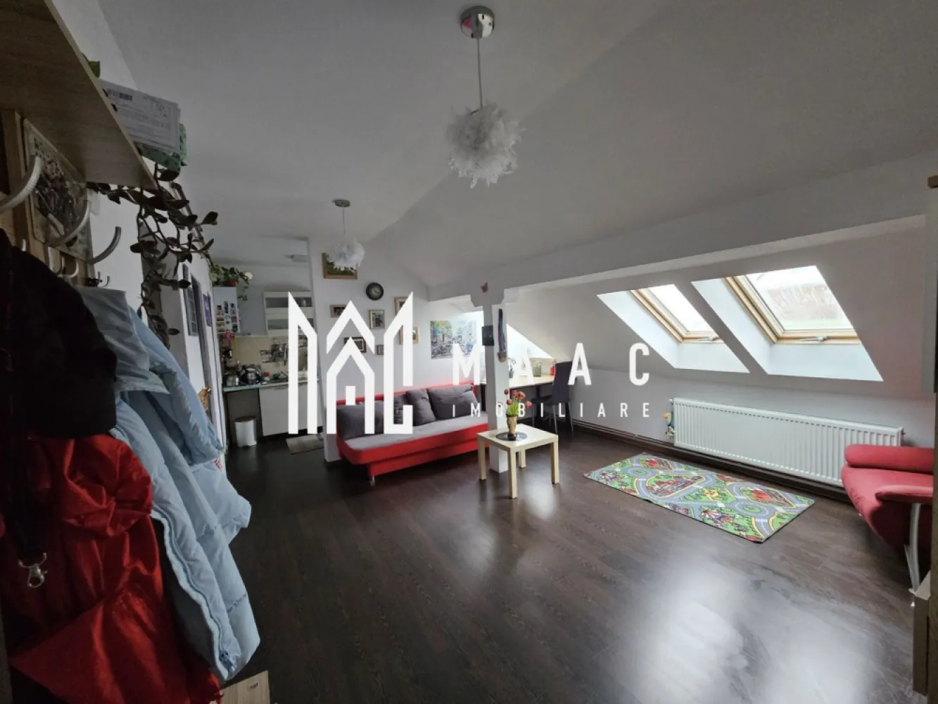 Apartament 2 Camere I Decomandat I Zona Turnisor - Apartament situat în Sibiu, cartier Turnișor, Aleea Pajiștei, cu acces rapid către Profi, Kaufland, Lidl și stații de autobuz spre centru și zona industrială vest. Detalii apartament: 2 camere spațioase: dormitor + sufragerie Bucătărie separată Baie foarte spațioasă, cu geam Cămară / spațiu de depozitare Suprafață utilă: 47 mp + camară 4 mp Etaj: mansardă, pe un nivel (5/5) Bloc cu 5 etaje, cu curte proprie Curtea blocului este amenajată cu spații verzi, balansoar, masă și scaune, precum și suporturi pentru biciclete. Dotări: Centrală termică proprie Puma Condens, achiziționată acum 2 ani Încălzire cu calorifere Se vinde complet mobilat și utilat: frigider, aragaz pe gaz, mașină de spălat, televizor Apartamentul este ideal pentru locuit, mutare imediată sau investiție. Pentru mai multe detalii precizati telefonic ca ati vazut anuntul cu ID: CP2905458 }}