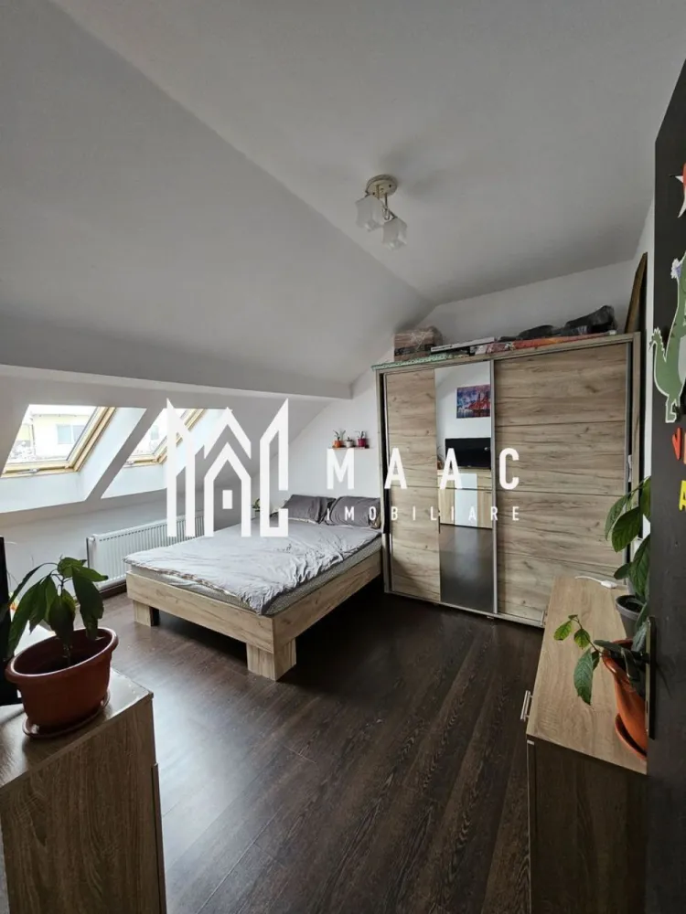 Apartament 2 Camere I Decomandat I Zona Turnisor - Apartament situat în Sibiu, cartier Turnișor, Aleea Pajiștei, cu acces rapid către Profi, Kaufland, Lidl și stații de autobuz spre centru și zona industrială vest. Detalii apartament: 2 camere spațioase: dormitor + sufragerie Bucătărie separată Baie foarte spațioasă, cu geam Cămară / spațiu de depozitare Suprafață utilă: 47 mp + camară 4 mp Etaj: mansardă, pe un nivel (5/5) Bloc cu 5 etaje, cu curte proprie Curtea blocului este amenajată cu spații verzi, balansoar, masă și scaune, precum și suporturi pentru biciclete. Dotări: Centrală termică proprie Puma Condens, achiziționată acum 2 ani Încălzire cu calorifere Se vinde complet mobilat și utilat: frigider, aragaz pe gaz, mașină de spălat, televizor Apartamentul este ideal pentru locuit, mutare imediată sau investiție. Pentru mai multe detalii precizati telefonic ca ati vazut anuntul cu ID: CP2905458 }}