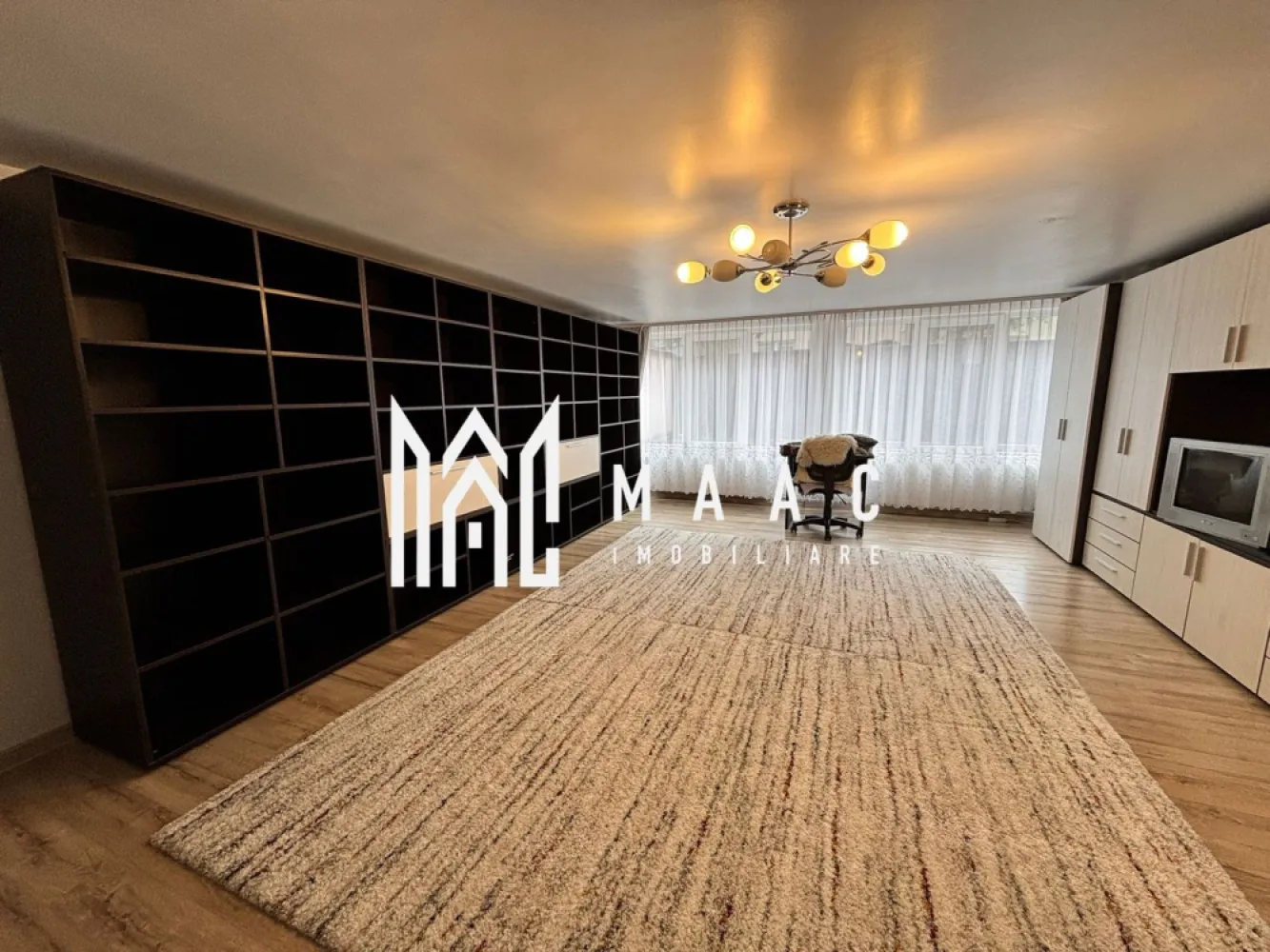 Apartament 4 camere | Curte 400 MP | 180 MPU | Terezian - MAAC Imobiliare vă prezintă spre închiriere un apartament cu 4 camere decomandat, situat în zona Terezian.

Caracteristici:
Apartament decomandat cu 4 camere
Suprafață utilă: 180 mp
Compartimentat pe 2 niveluri (parter + demisol)
Acces dublu, putând fi folosit de două familii sau de mai mulți studenți
Curte proprie generoasă de 400 mp
Apartamentul a fost renovat complet

Compartimentare:
Parter: hol de intrare, dormitor, living, bucătărie separată, baie cu geam pentru aerisire
Demisol: 2 dormitoare, bucătărie, 2 băi

Dotări și beneficii:
Centrală termică proprie cu calorifere
Spațiu generos și compartimentare practică
Curte privată
Potrivit pentru două familii sau pentru grupuri de studenți

Localizare și facilități în zonă:
Mijloace de transport în comun
Acces rapid la magazine, supermarketuri și farmacii

Condiții de închiriere:
Se percepe o lună de garanție și o lună de chirie.

Pentru mai multe detalii precizati telefonic ca ati vazut anuntul cu ID: CP2725404