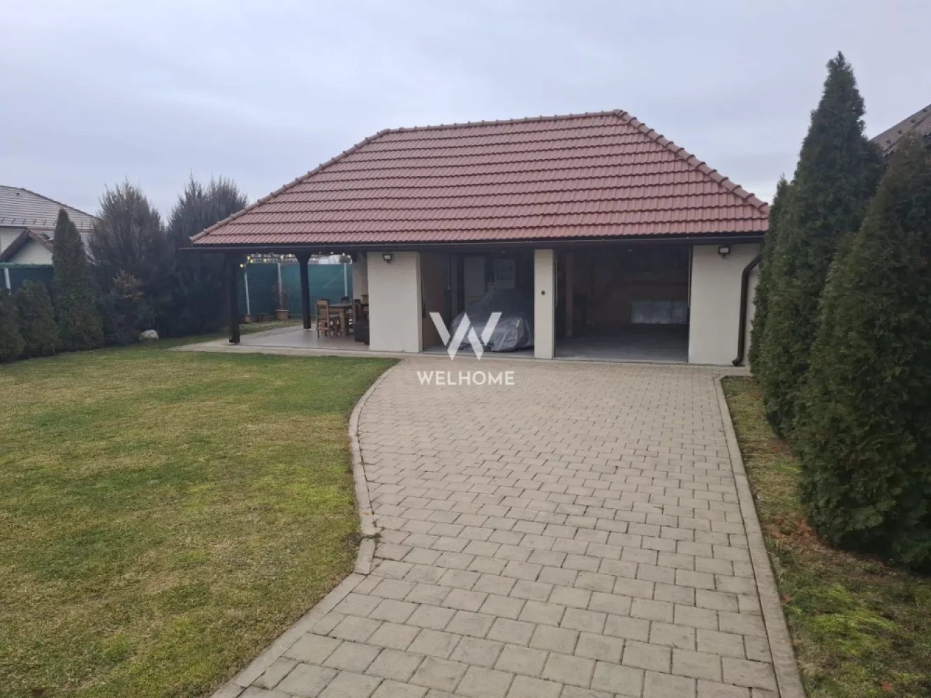 Casa individuala cu pivnita in Sura Mica, zona Salii de sport - Sibiu - Va propunem spre vanzare o casa frumoasa situata in Sura Mica, zona salii de sport, a scolii. Casa individuala compusa din: Pivnita de 12.3 mp. Parter: birou, baie, camara, living, bucatarie, terasa Mansarda: Trei dormitoare, 2 bai (dormitor matrimonial cu baie proprie), dressing. Filigorie cu zona de gatit si WC Garaj pentru 2 masini Suprafata totala teren - 661 mp Suprafata curte libera - 463 mp Se vinde mobilata si utilata ca in poze Pret: 345000 euro }}
